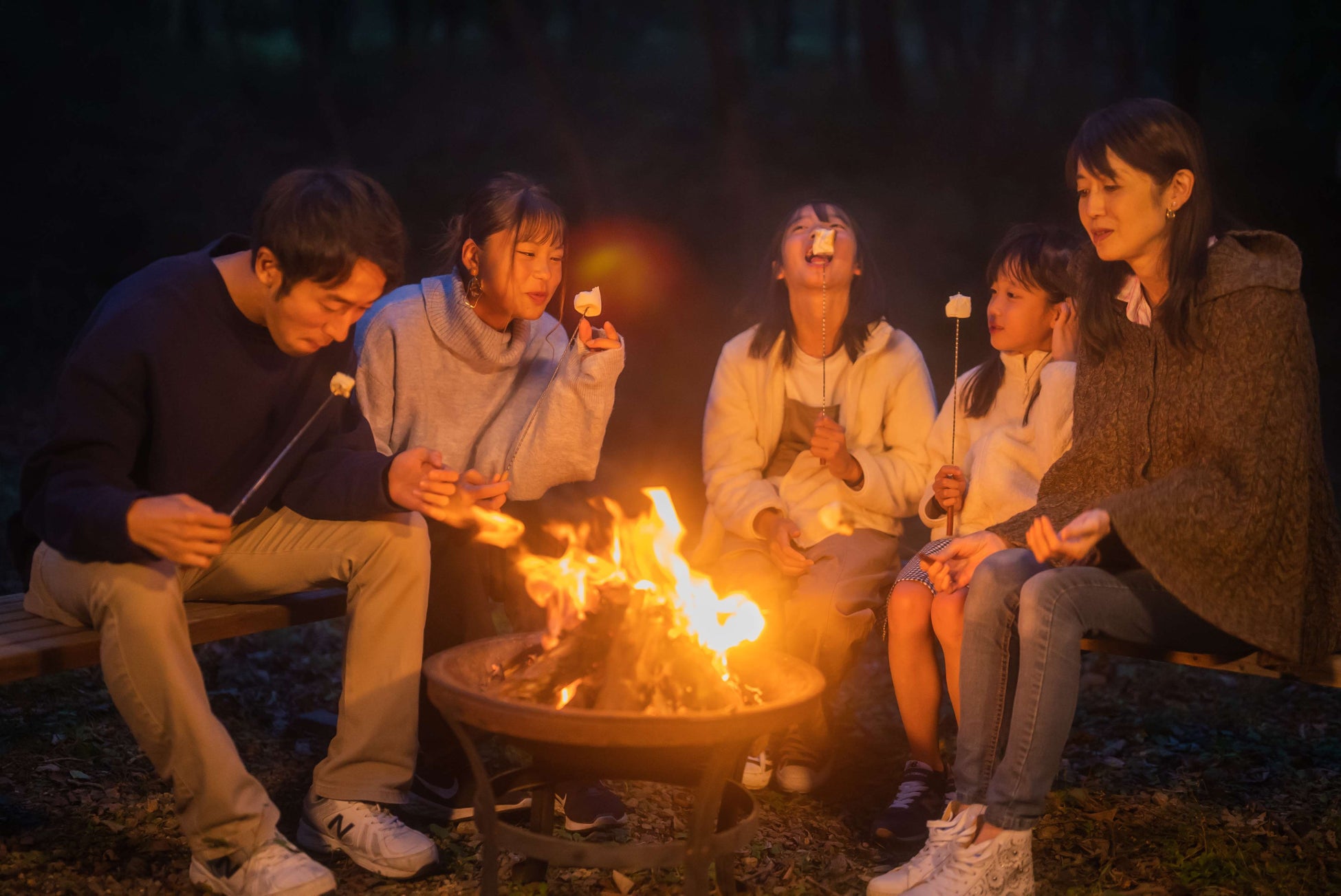 焚火でマシュマロ焼き体験をしている様子