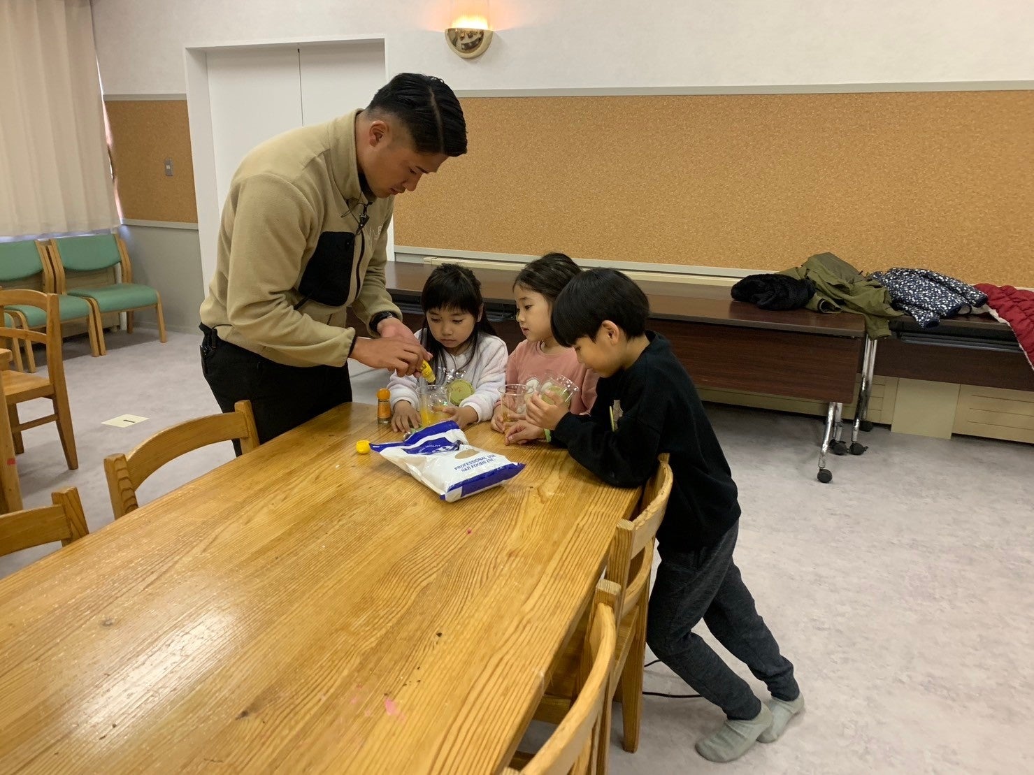 子どもたちとクルーが遊んでいる様子