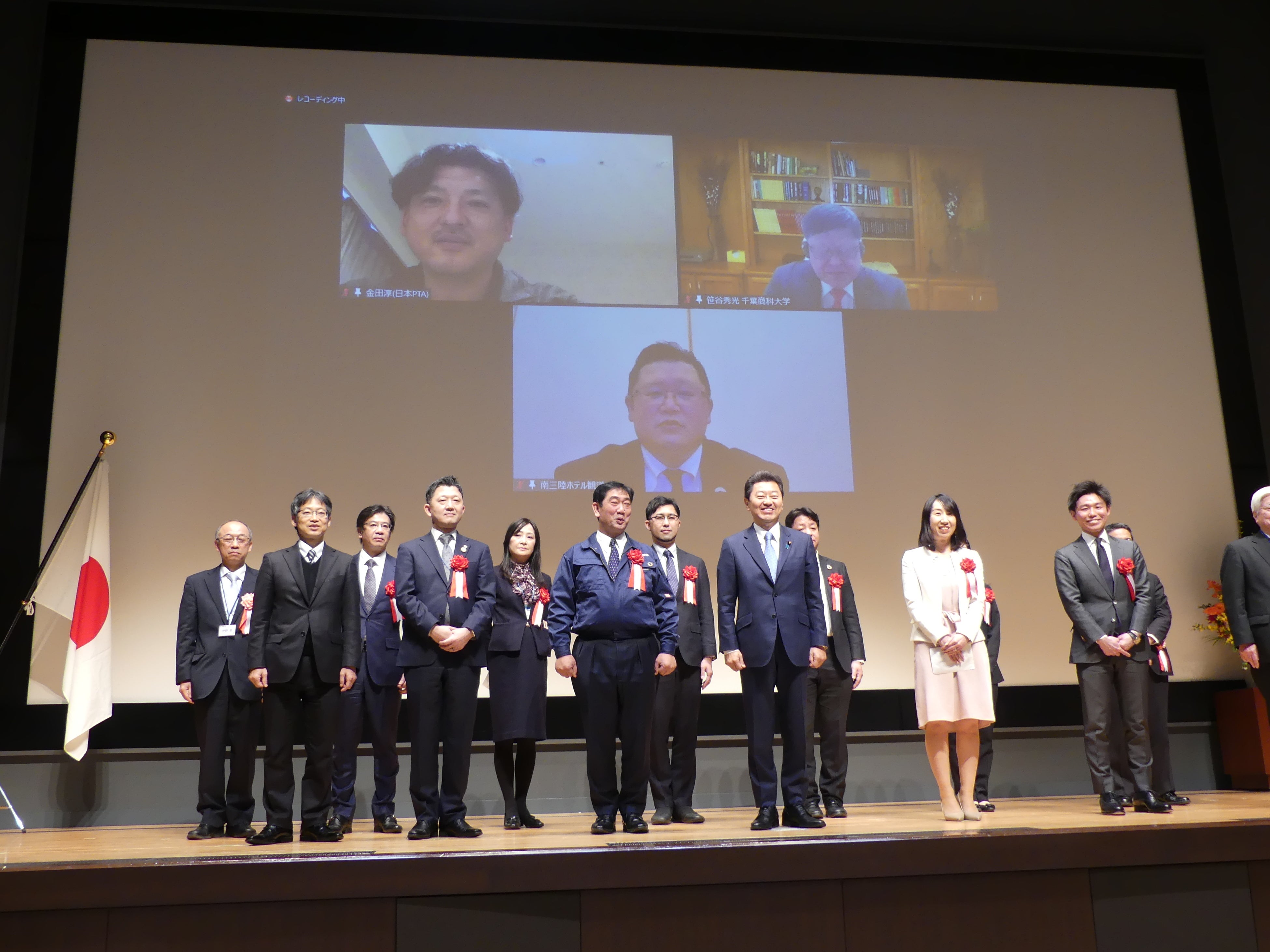 壇上にて池田文部科学副大臣と共に。