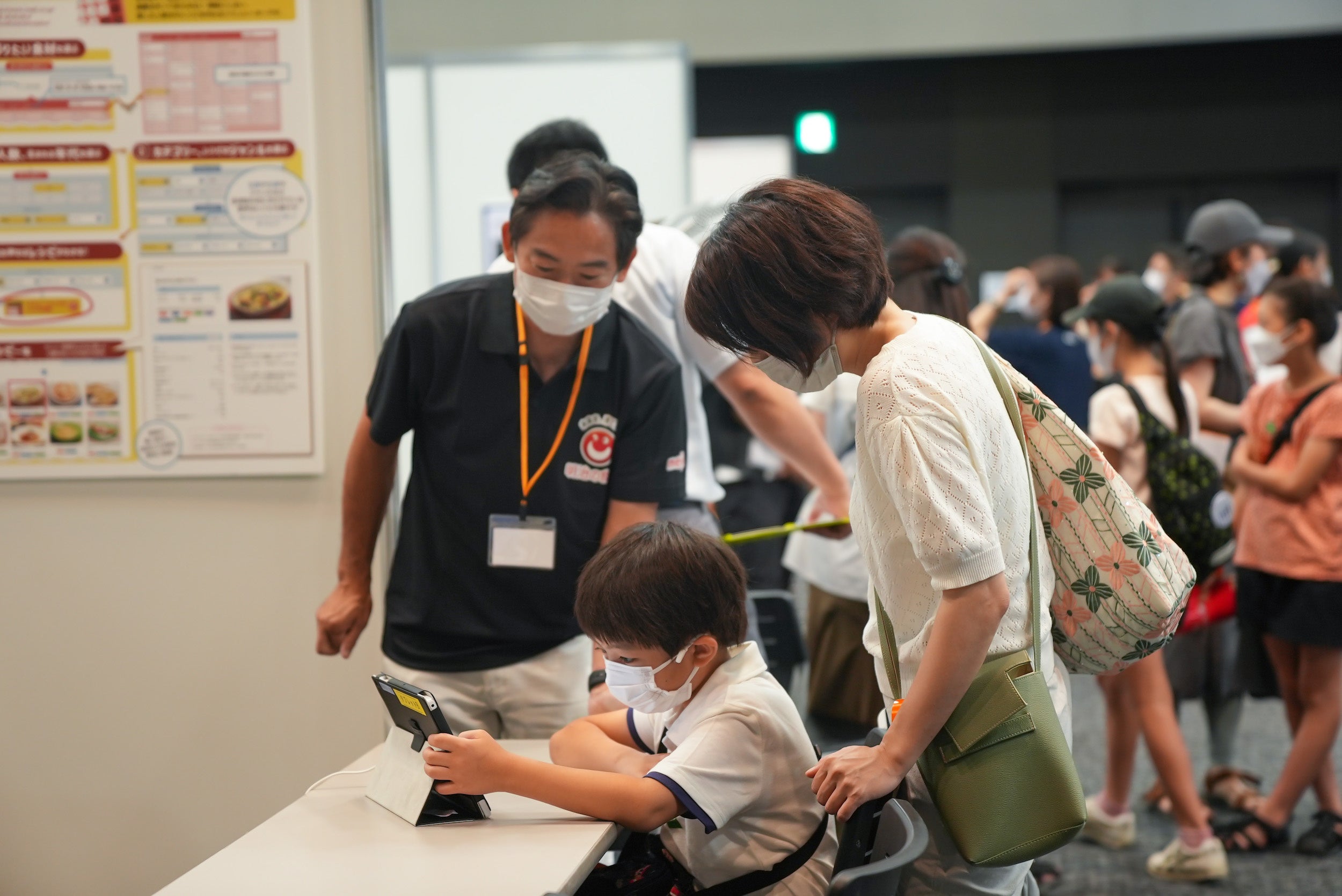 明治のブースより。食事の栄養バランスや食品ロスについて学ぶ。