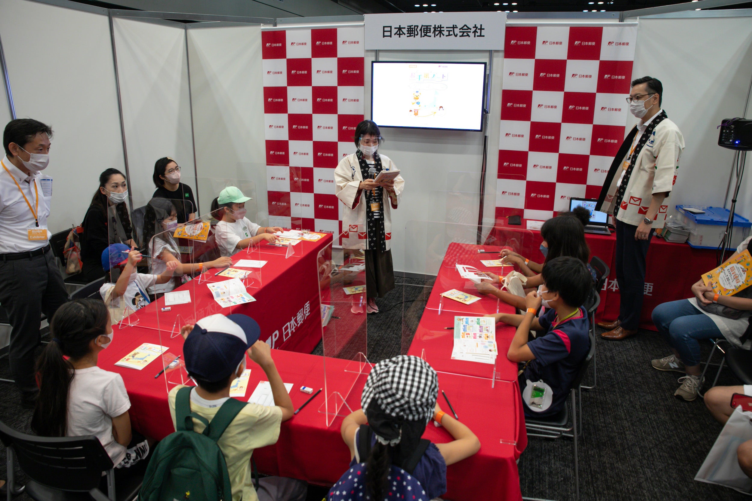 日本郵便のブースより。葉書に宛名を書く体験を通じて、手紙が届く仕組みを学ぶ。