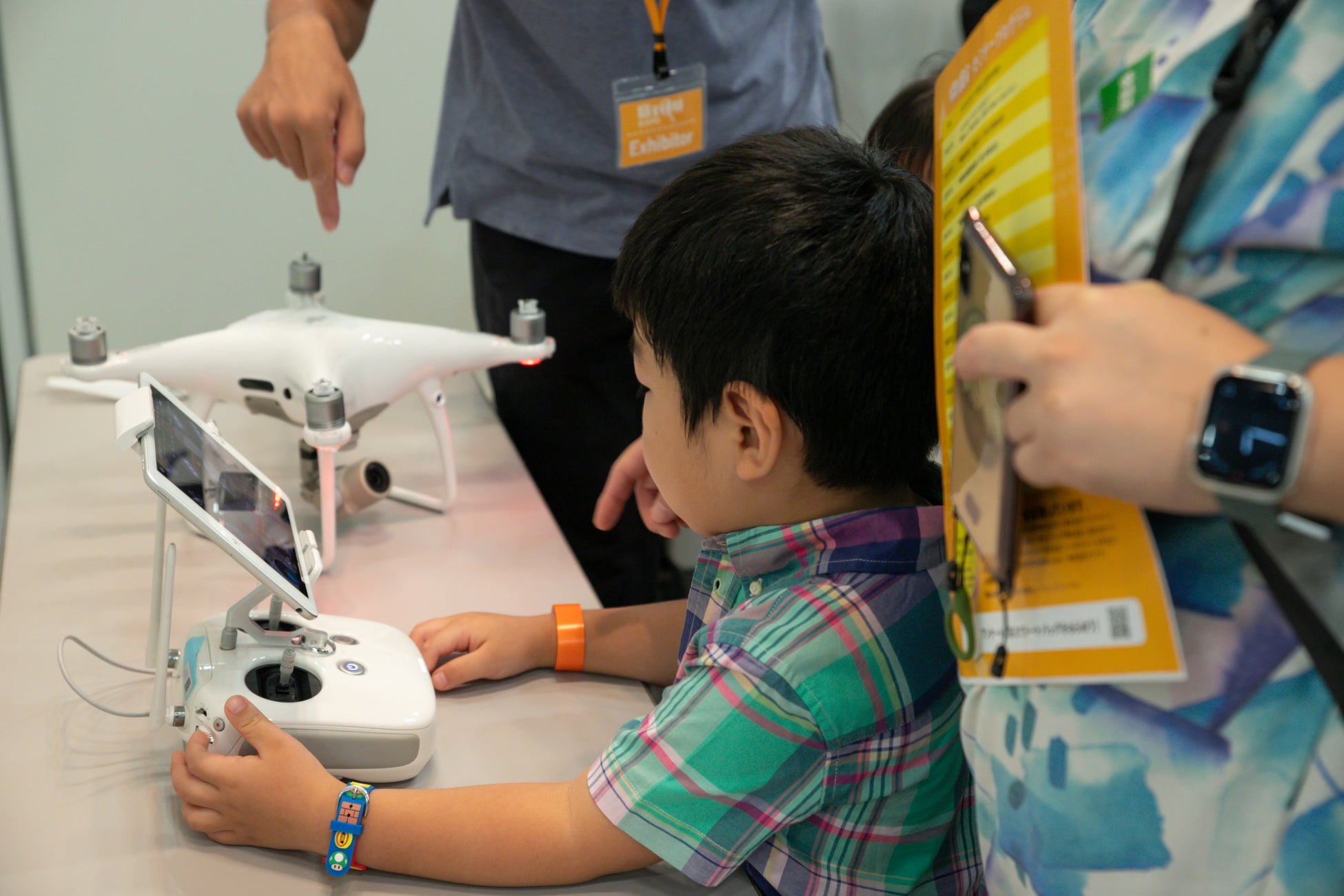 DRONE PILOT AGENCYのブースより。実機を見ながらドローンを使った仕事を学ぶ。