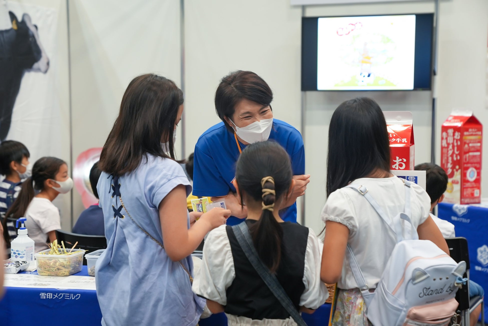 雪印メグミルクのブースより。ミルクの製造プロセスを学ぶ子どもたち。