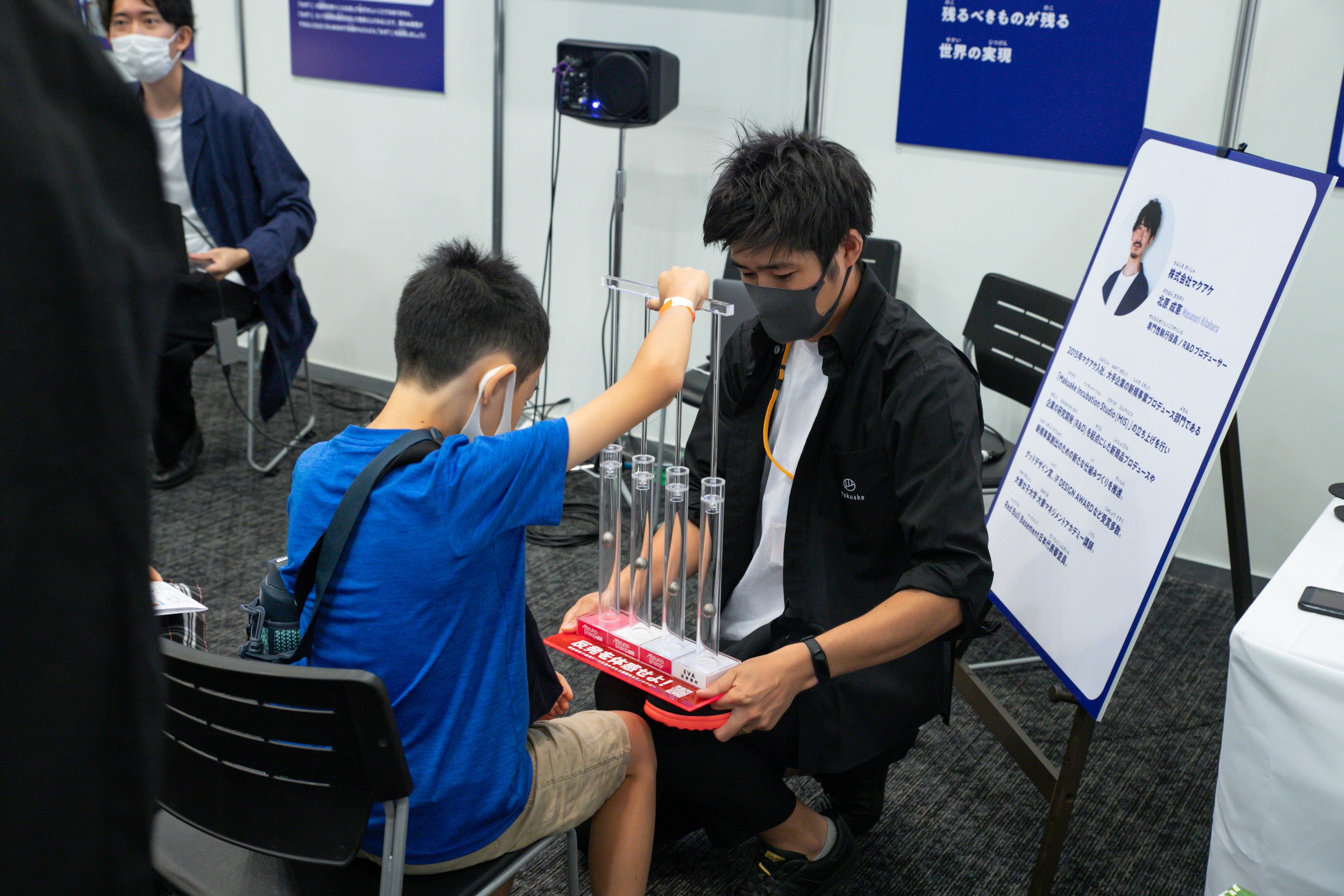 マクアケのブースより。同社を通じて誕生した発明品も展示。
