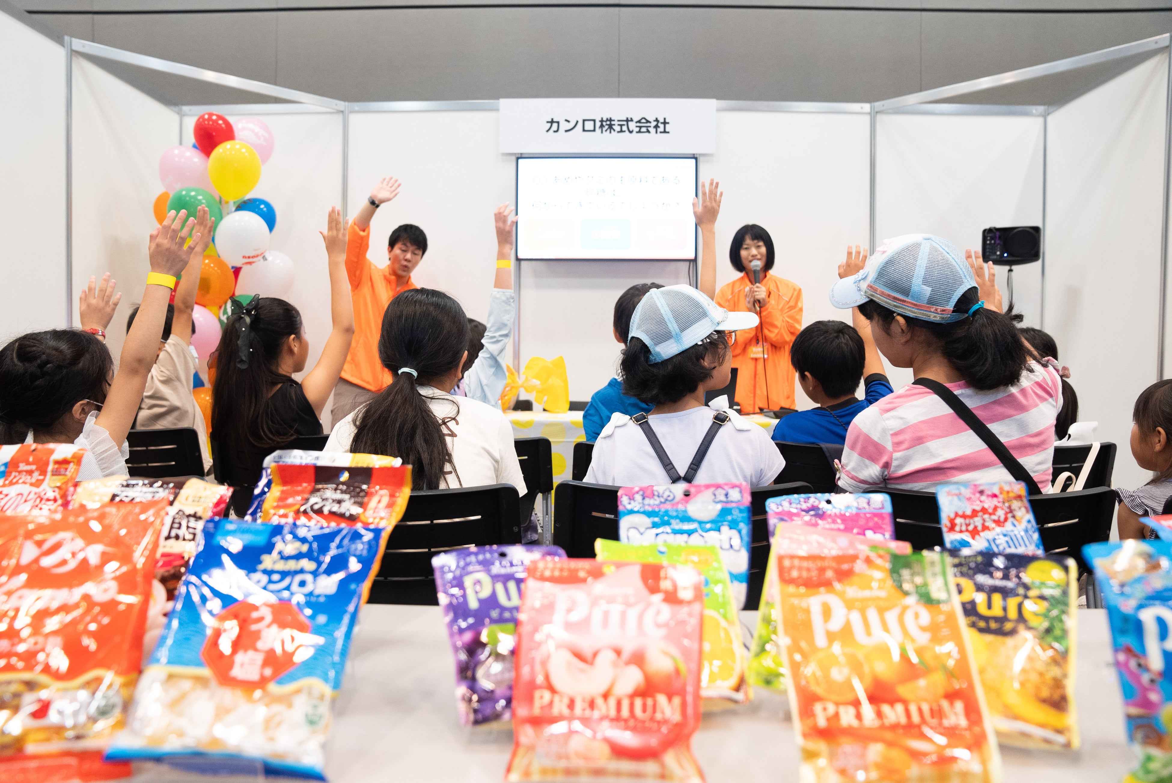 カンロのブースより。あめやグミを通じてクイズ形式で糖の持つ価値を学ぶ子どもたち