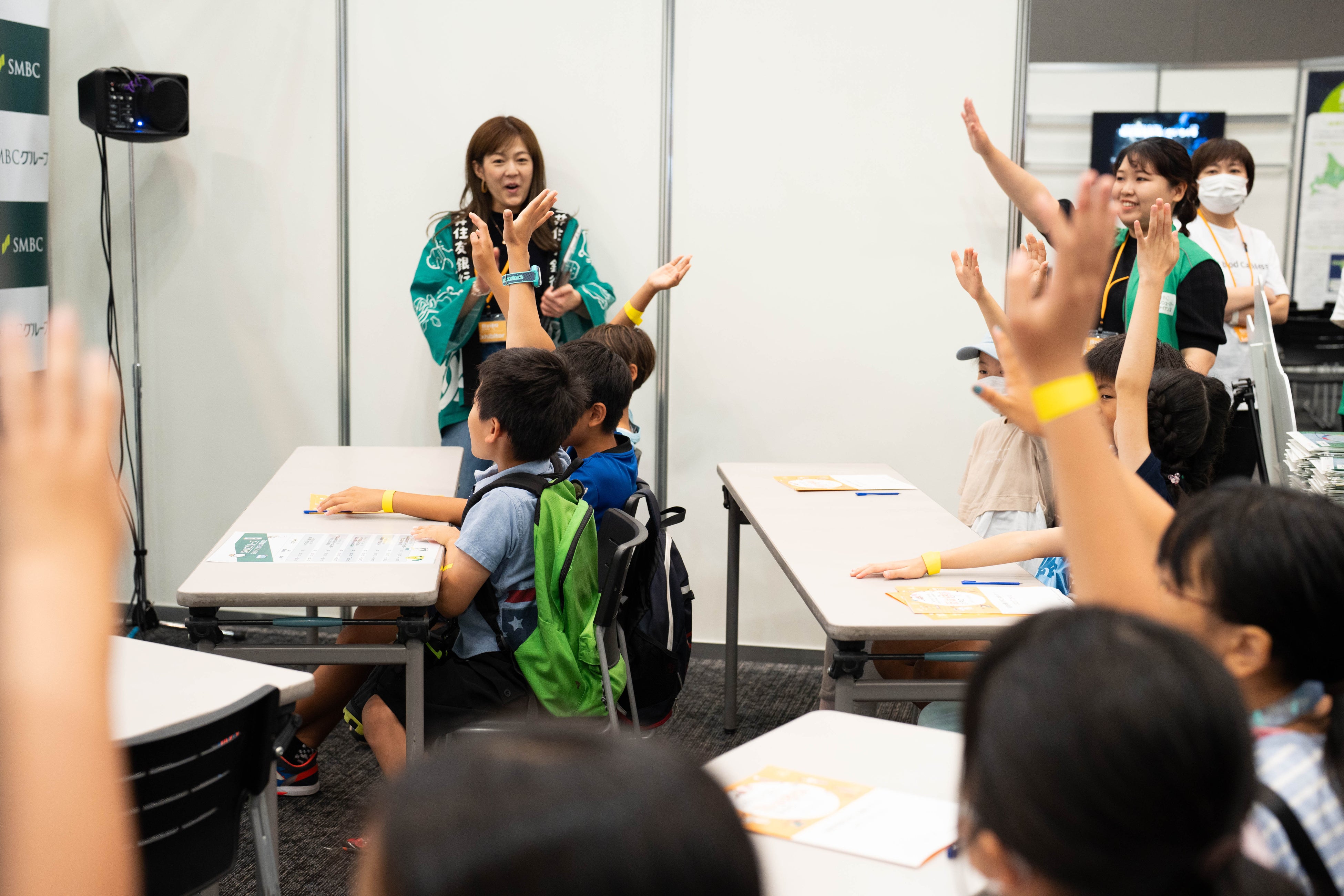 三井住友フィナンシャルグループのブースより。お金の役割について学ぶ子どもたち