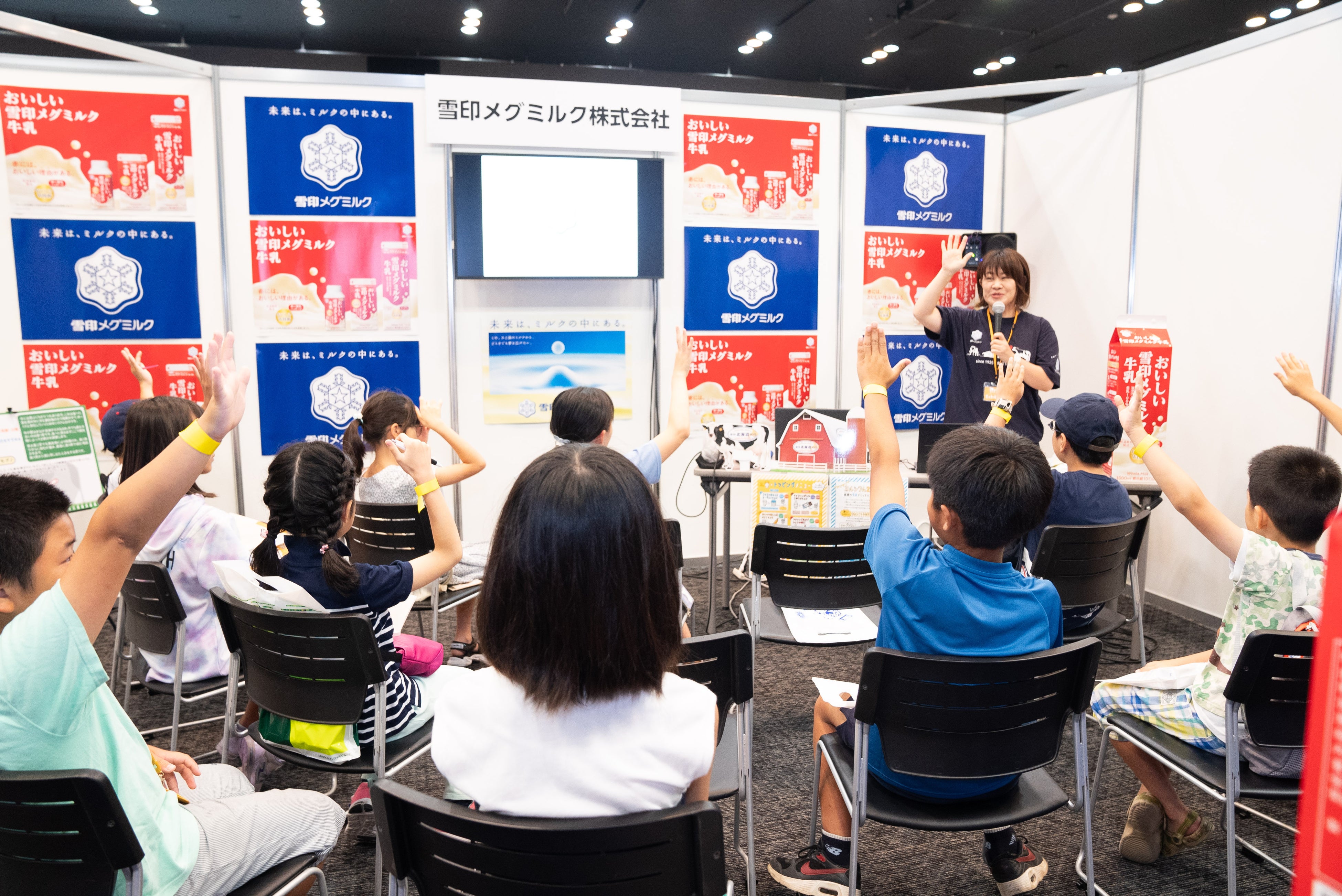 雪印メグミルクのブースより。牛乳が食卓に届くまでの命の恵みの大切さを学ぶ子どもたち