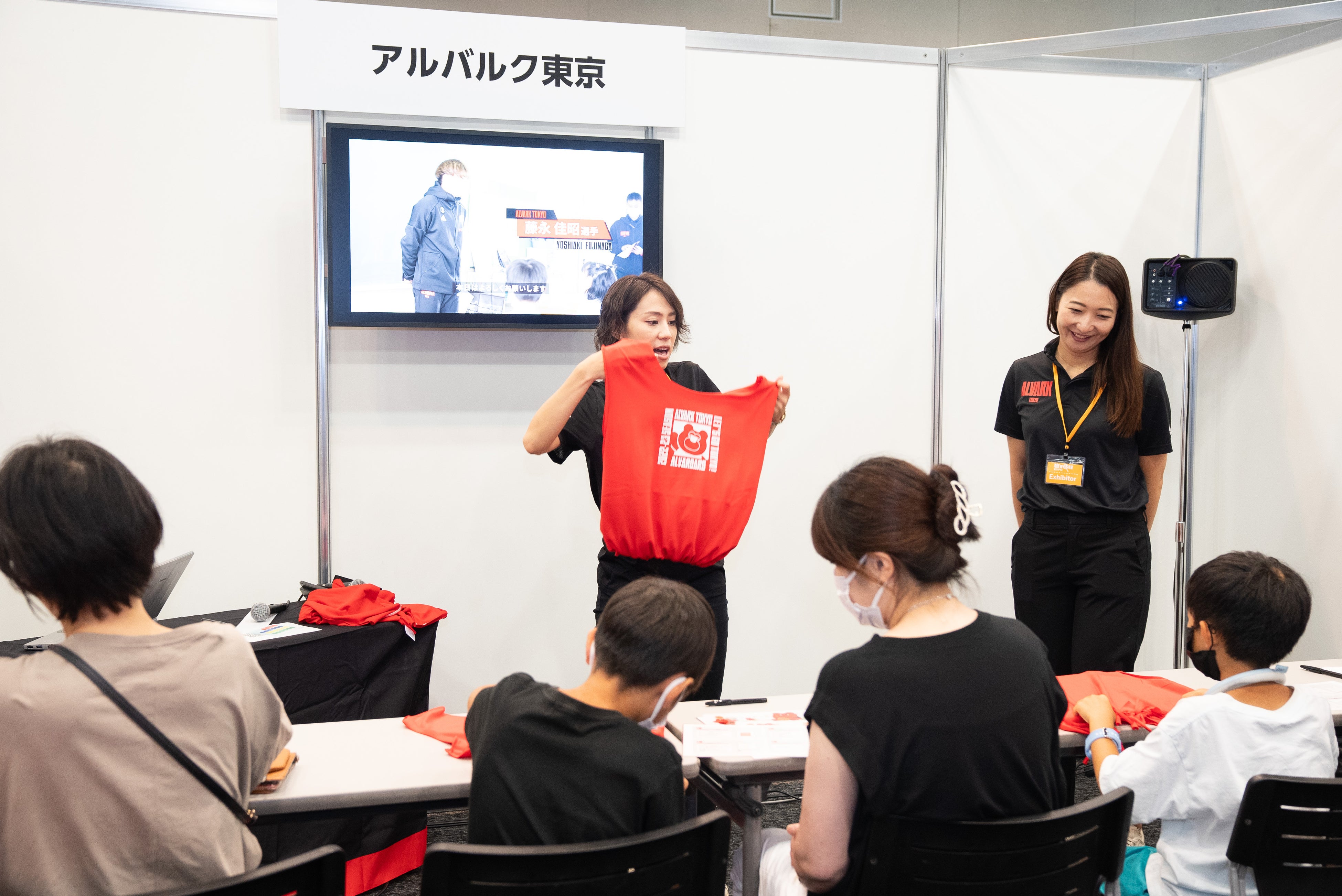 アルバルク東京のブースより。プロバスケットボールチームが行うSDGsを学ぶ子どもたち