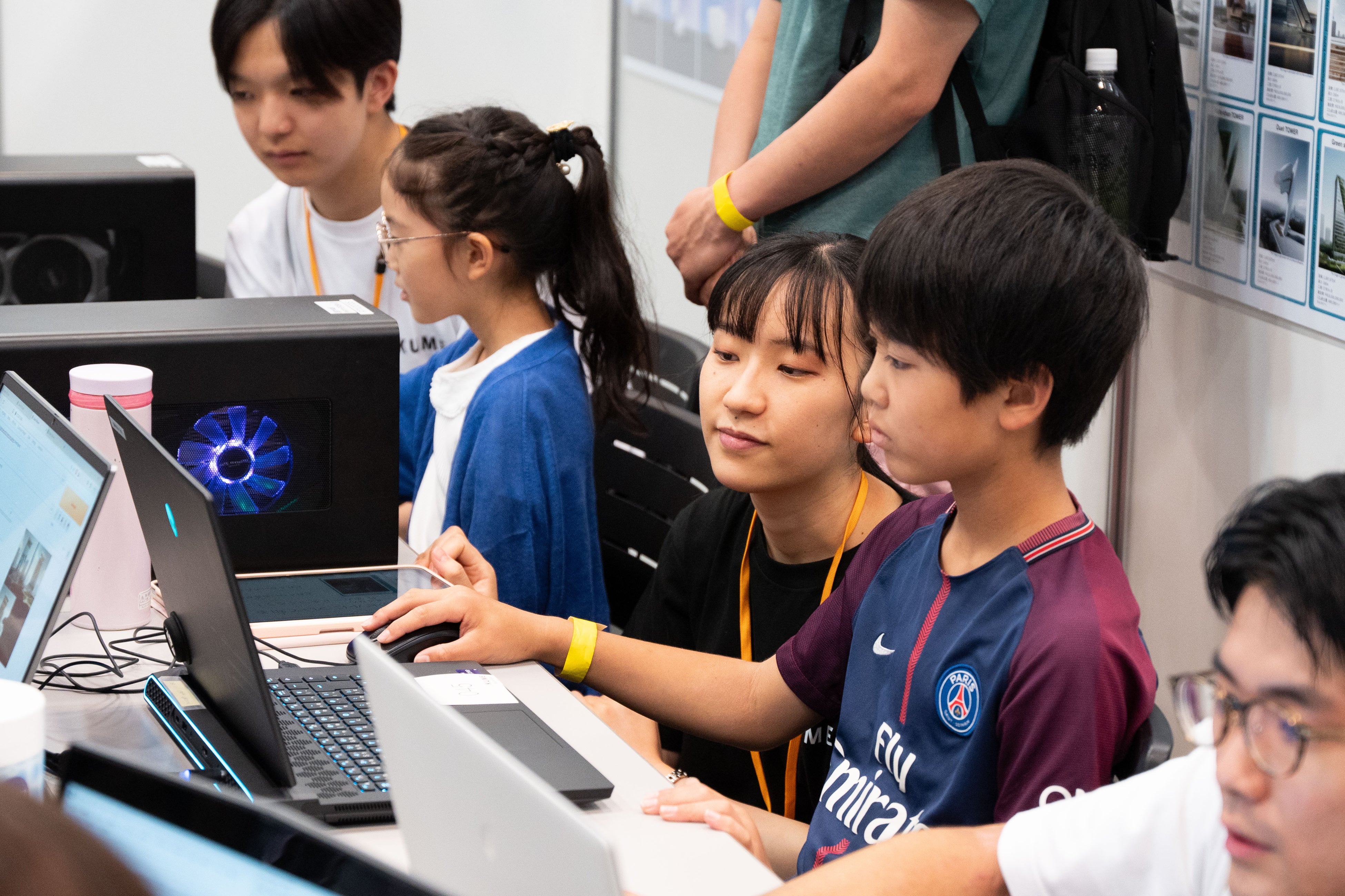 久米設計のブースより。自由な発想で建築デザインを体験する子どもたち