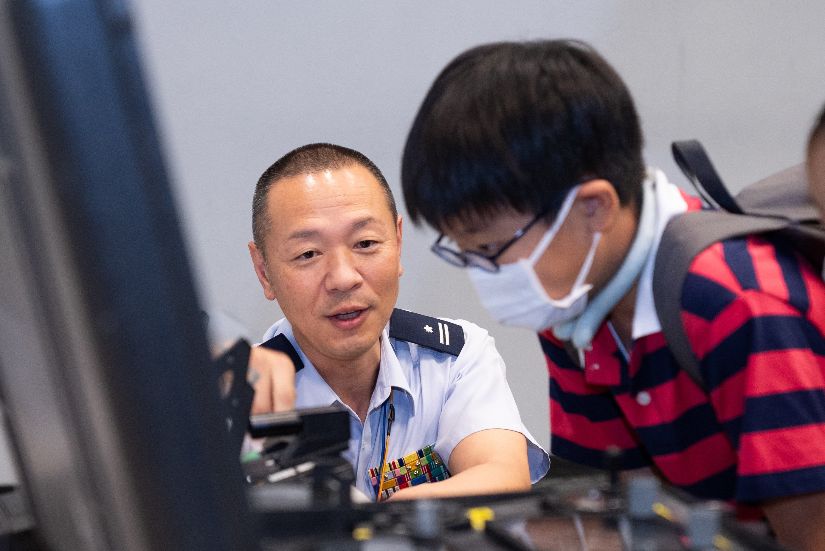 防衛省・自衛隊のブースより。みんなの安全を守る仕事を学ぶ子どもたち