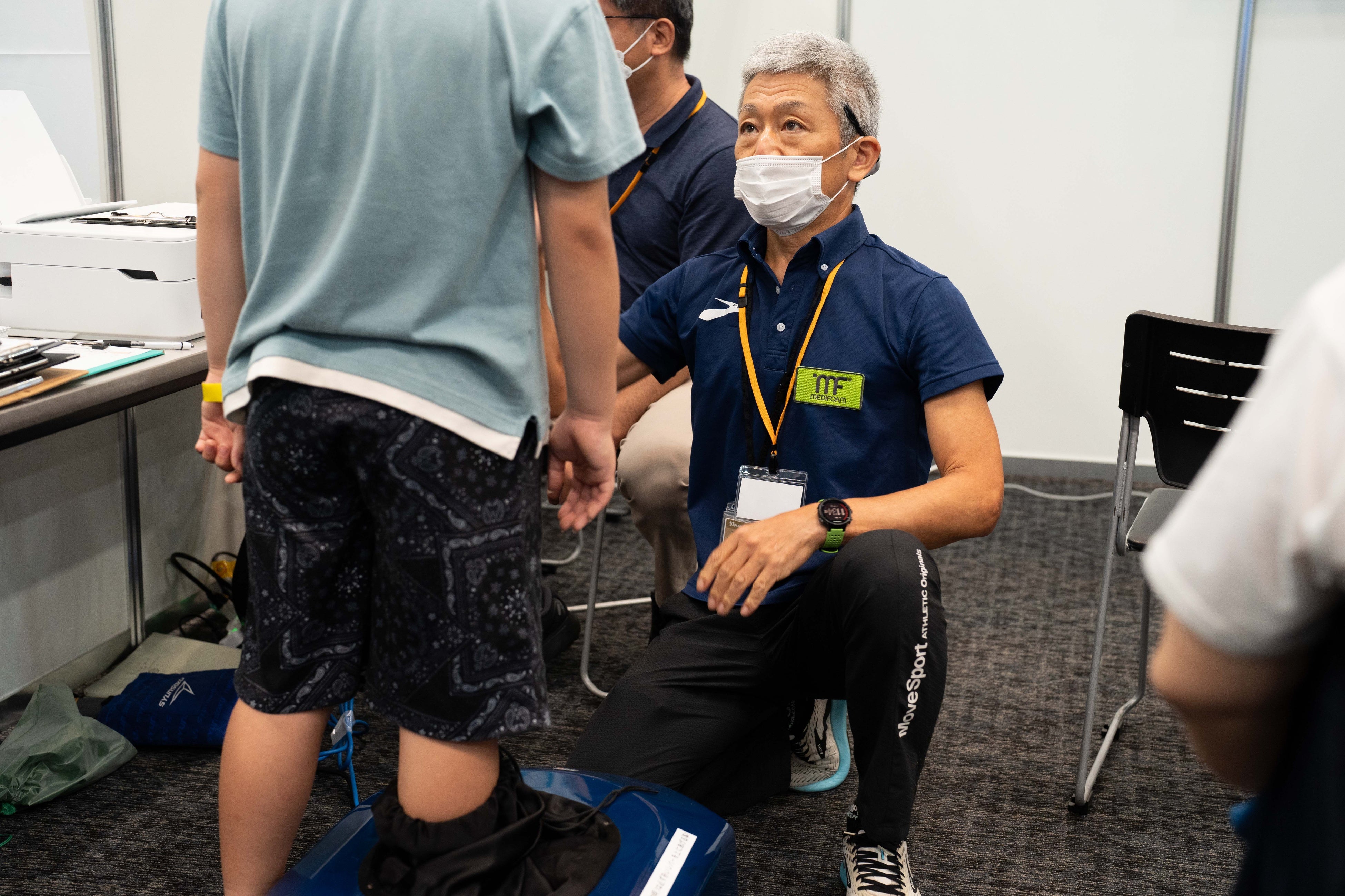 アキレスのブースより。靴が作られるまでのプロセスや3D足型計測を体験する子どもたち