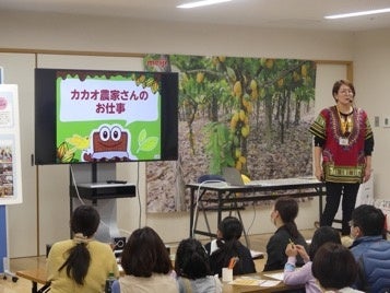 明治のブースより。食品ロスに関するクイズゲームやチョコレートができるまでを 学ぶ食育セミナーを開催。