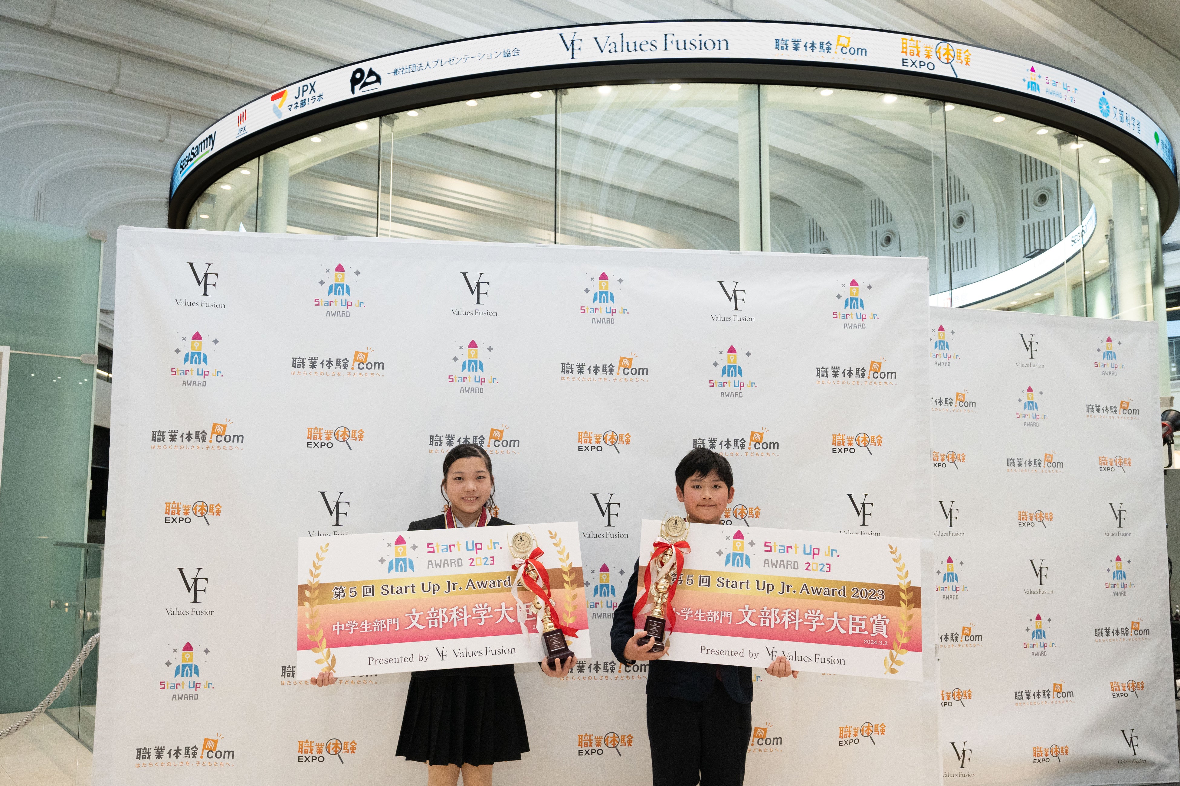 文部科学大臣賞を受賞した髙橋 春帆さん（左）と福田 紀凪人さん（右）