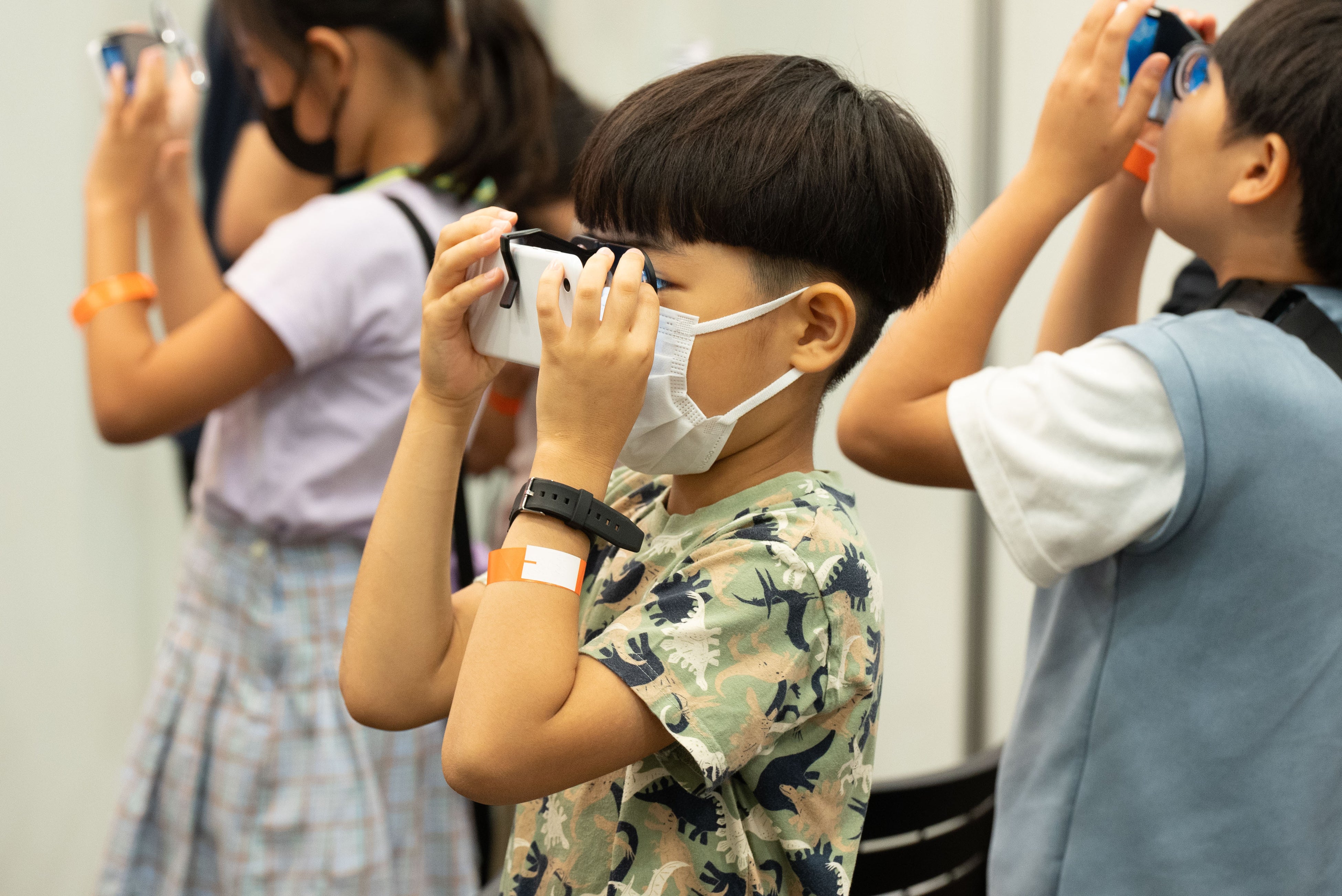 JTBのブースより。VRを使った沖縄の旅行体験を楽しむ子どもたち