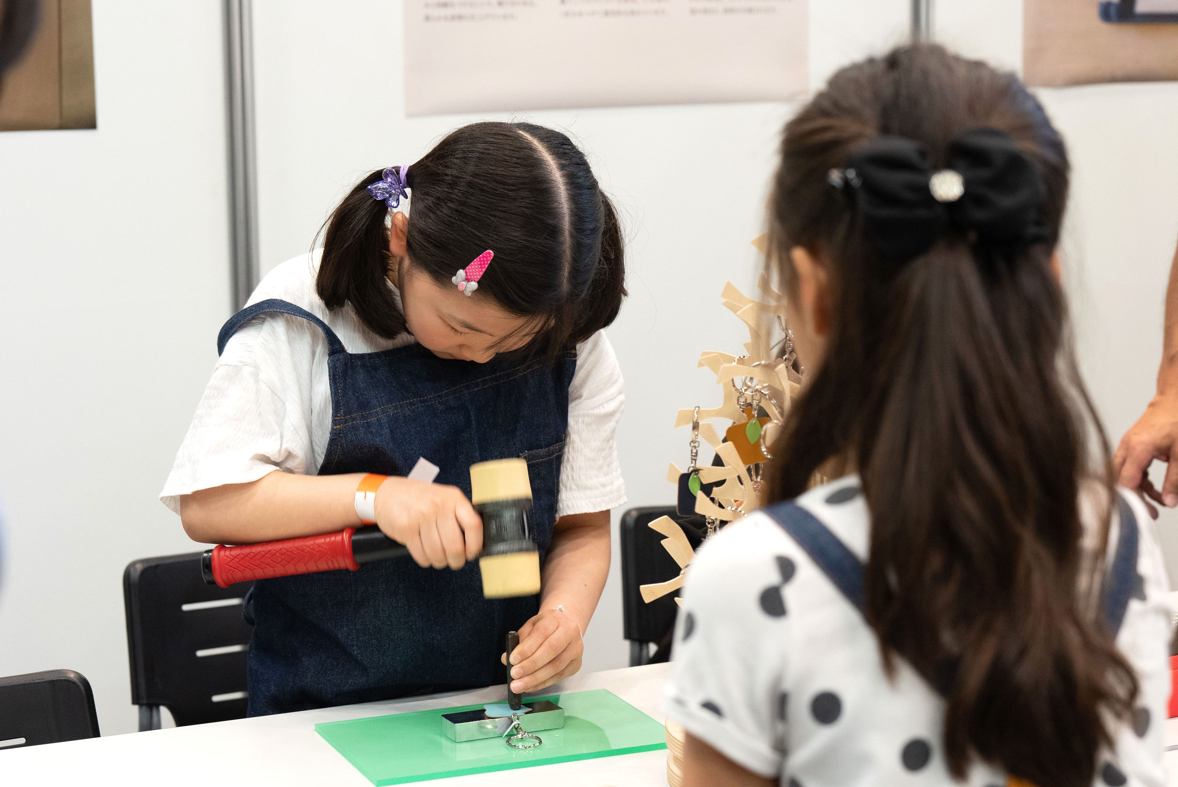 土屋鞄製造所のブースより。ランドセルができるまでの工程を学んだり、ものづくり体験をする子どもたち