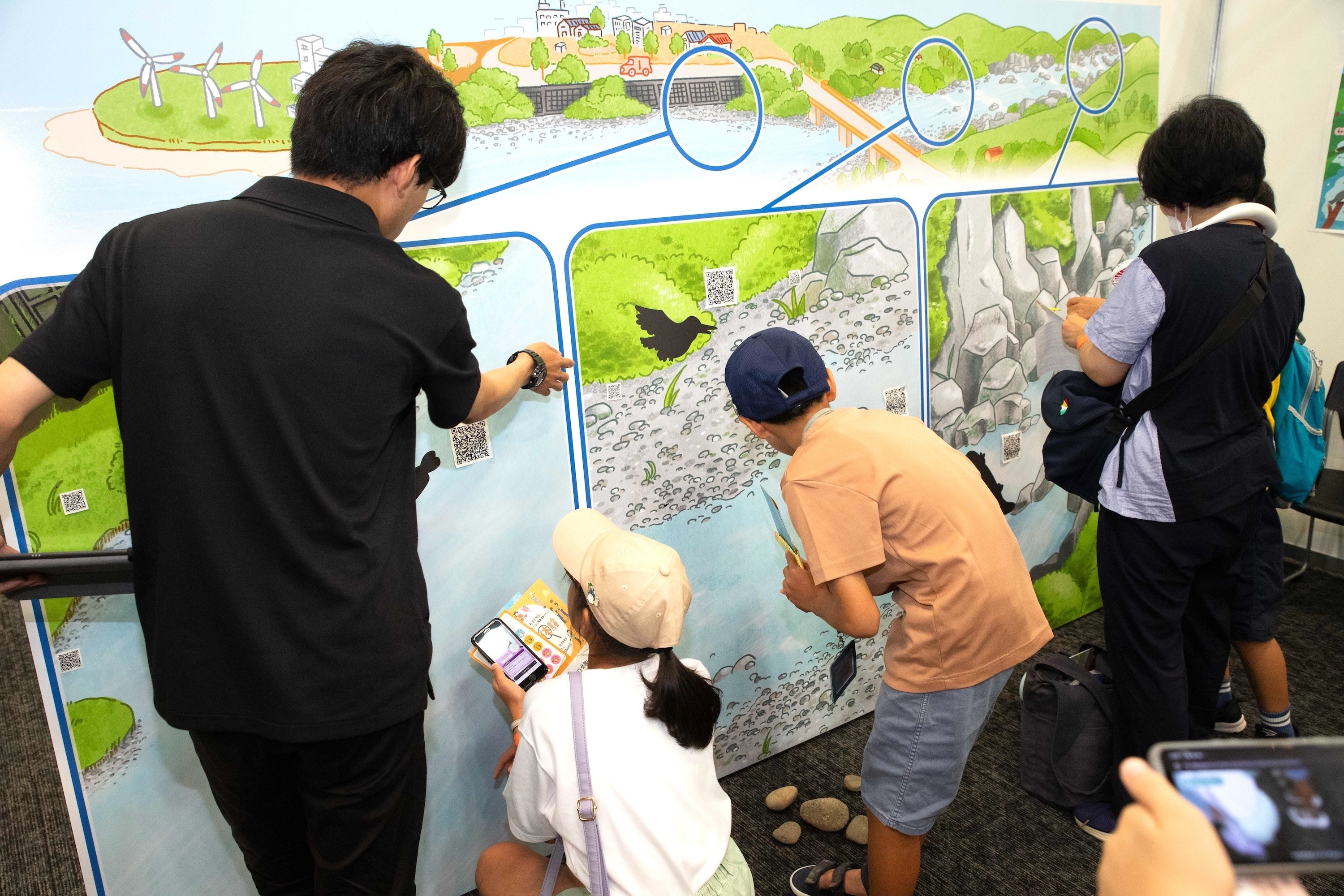 国土交通省のブースより。川での遊びや海での事故を防ぐために大切なこと、自然災害について学ぶ子どもたち