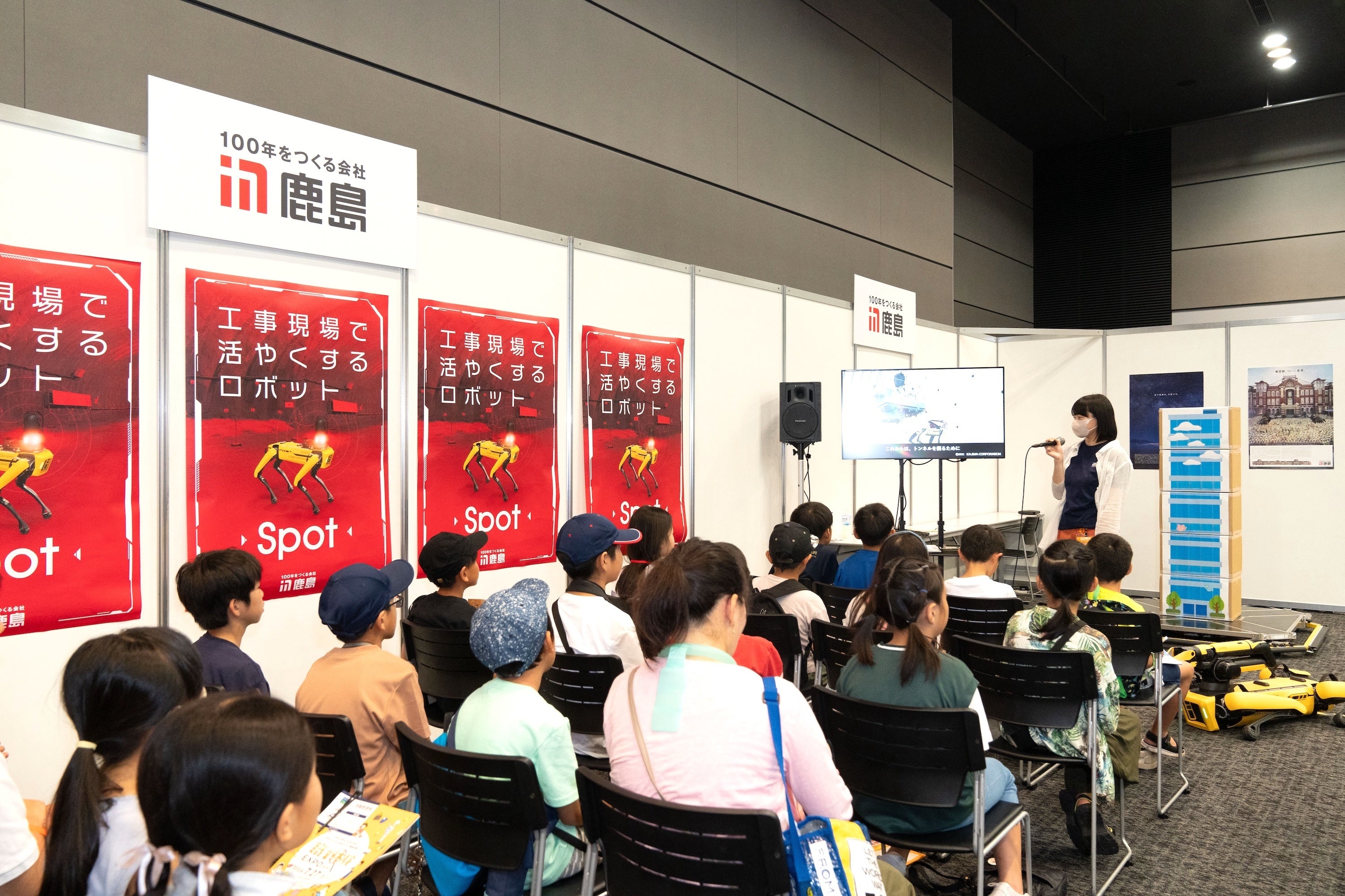 鹿島建設のブースより。大きな地震が来ても建物が壊れない仕組みについて学ぶ子どもたち