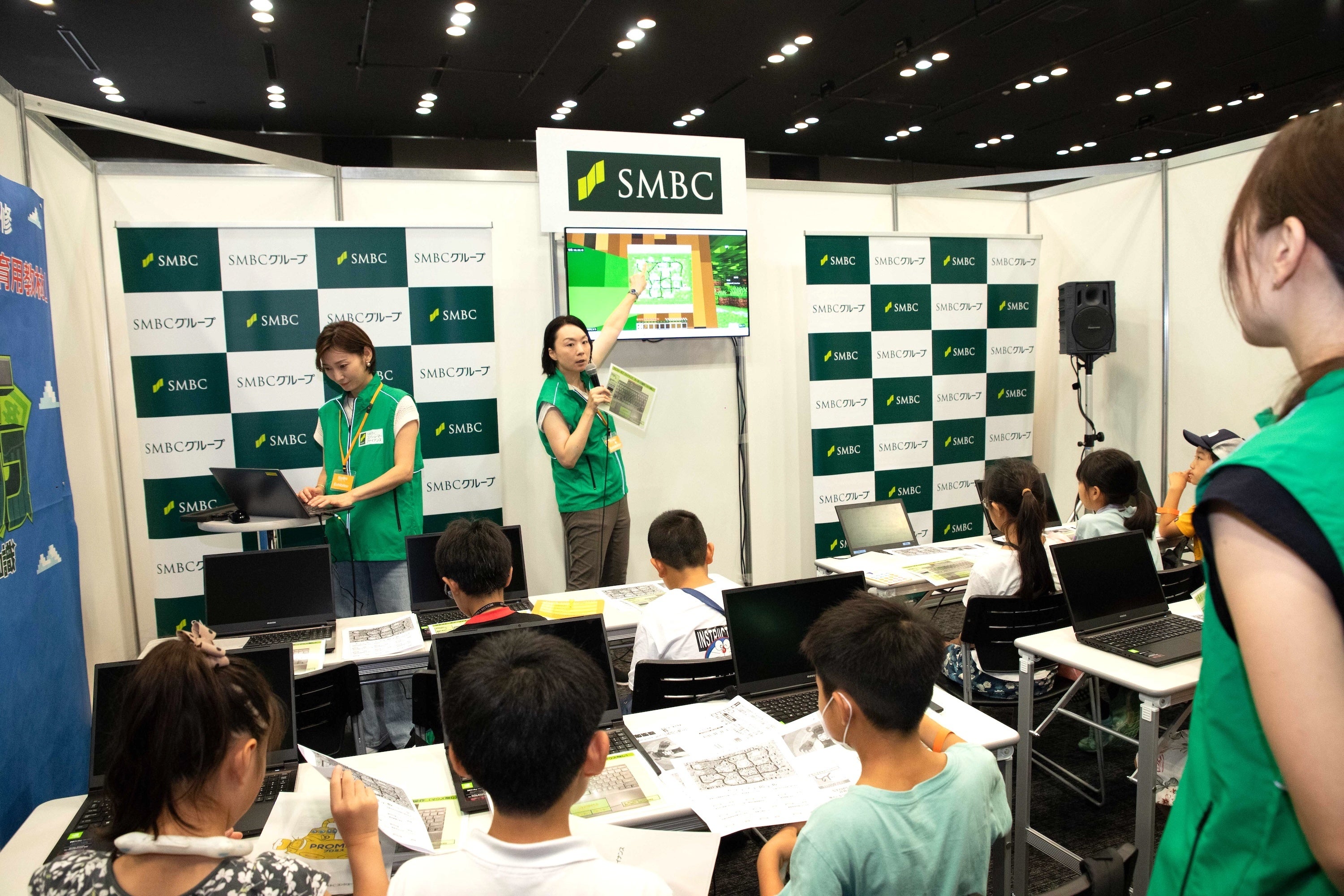 三井住友フィナンシャルグループのブースより。お金の役割や計画的な使い方を学ぶ子どもたち