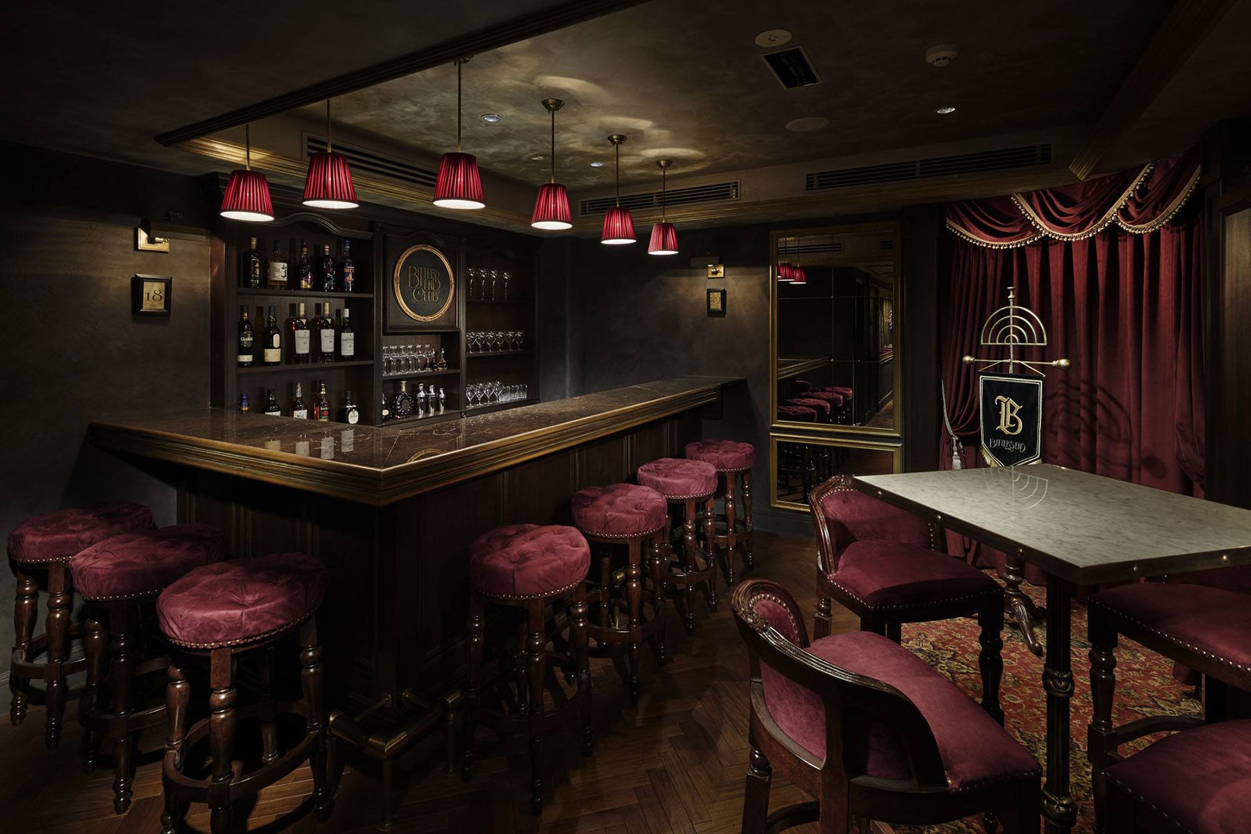 カウンター・ハイテーブル席