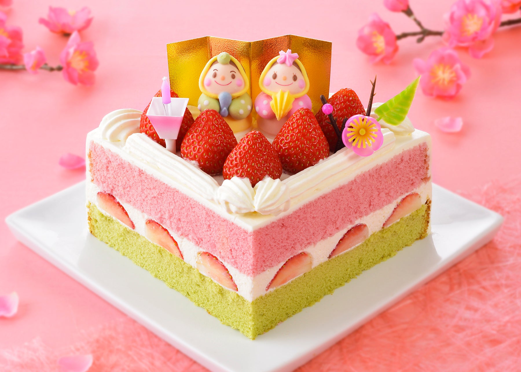 苺風味&抹茶スポンジとクリームで“ひなカラー”。縁起のいい扇型のデコレーションケーキ「ひなおうぎM」