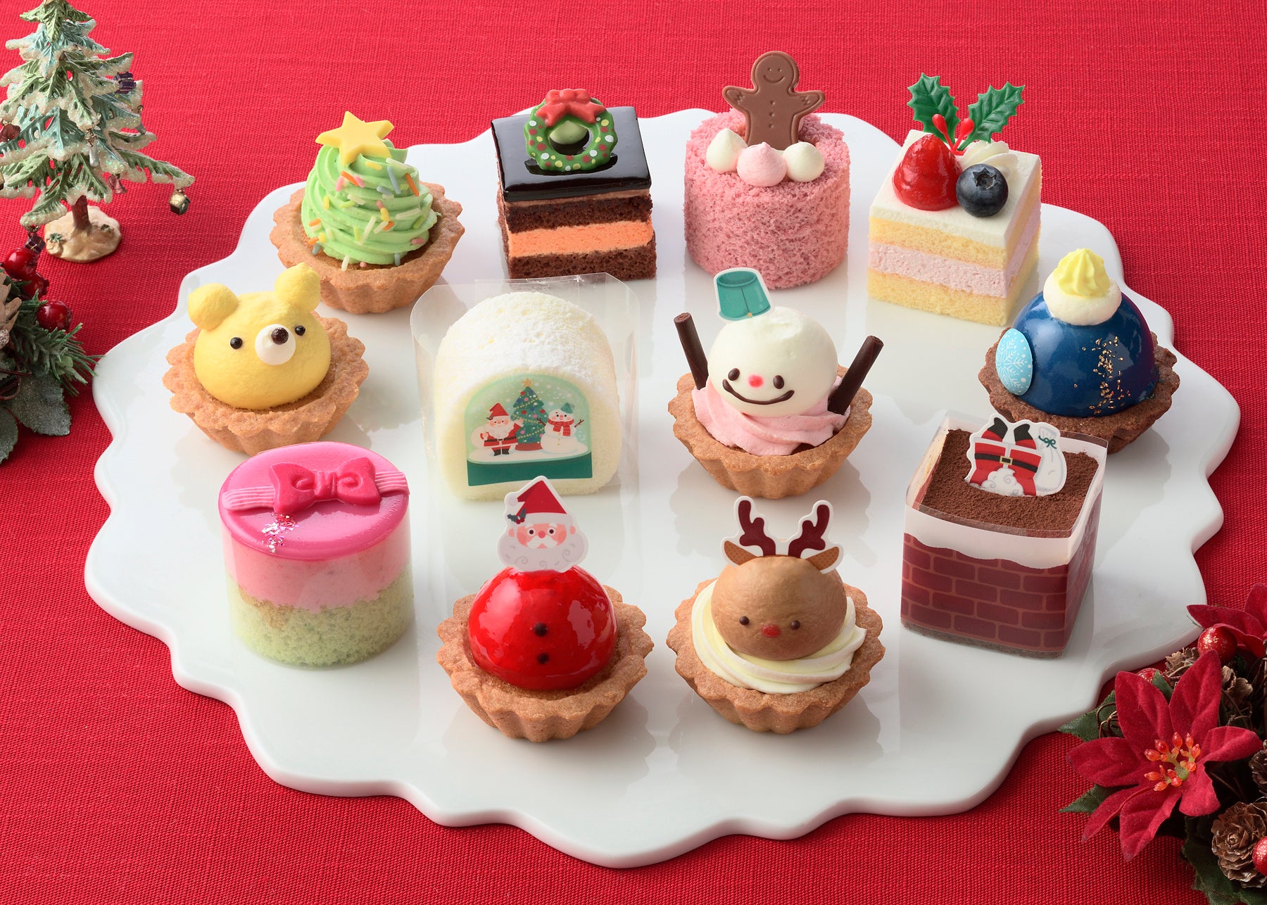 サンタさんのクリスマスの１日を描いた物語をプチケーキにした「サンタさんのとくべつな日（12個入）」。絵本を読むように楽しめます。