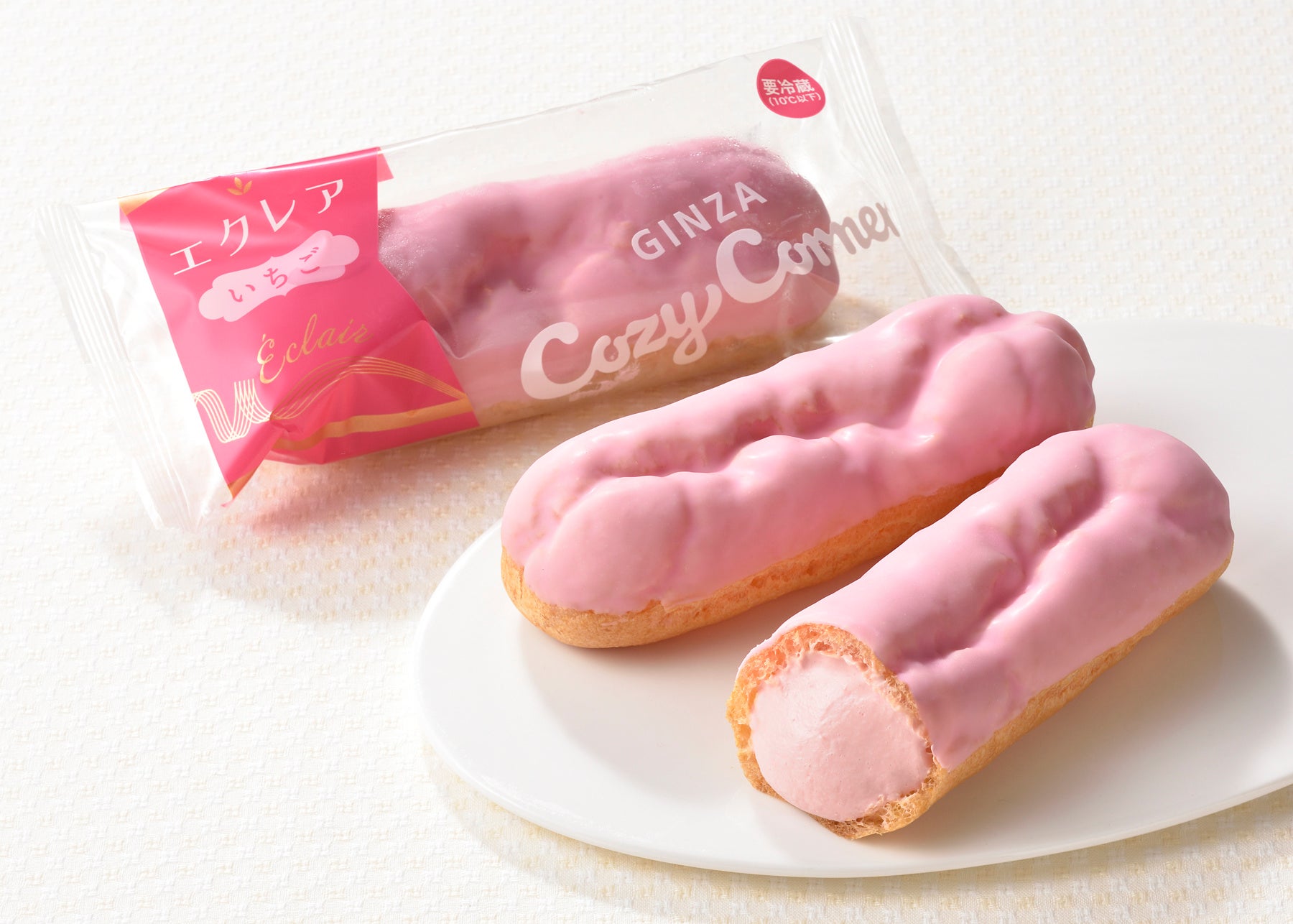 エクレア（いちご）： ふんわり口どけのいいシュー皮に、ほんのり甘ずっぱいいちごカスタードクリームをたっぷりと詰めました。