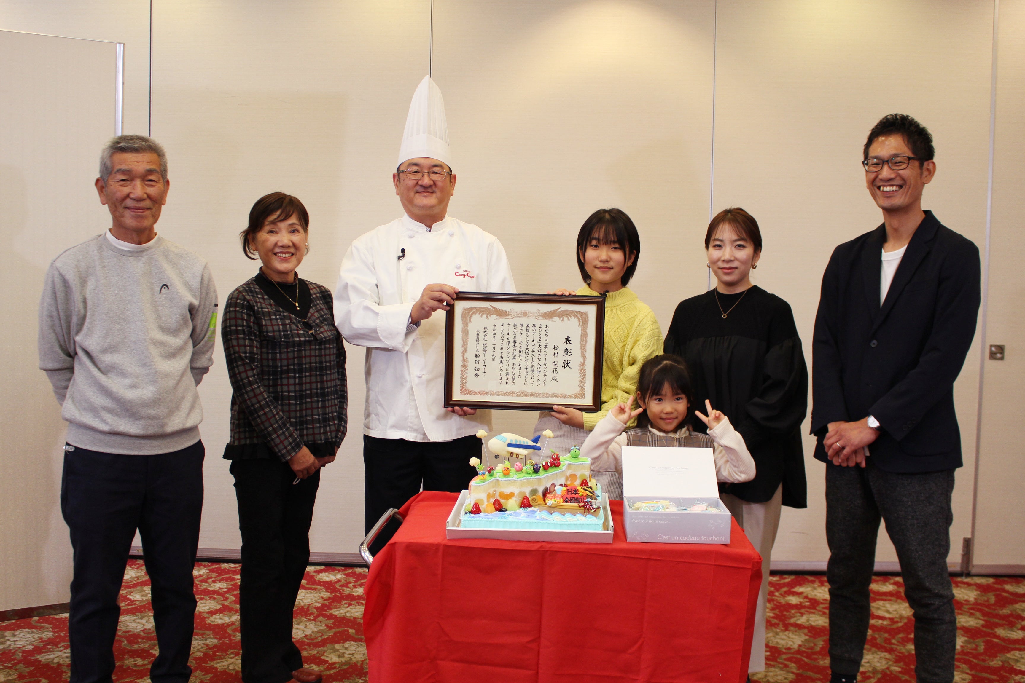 松村 梨花さんとご家族と、当社パティシエ