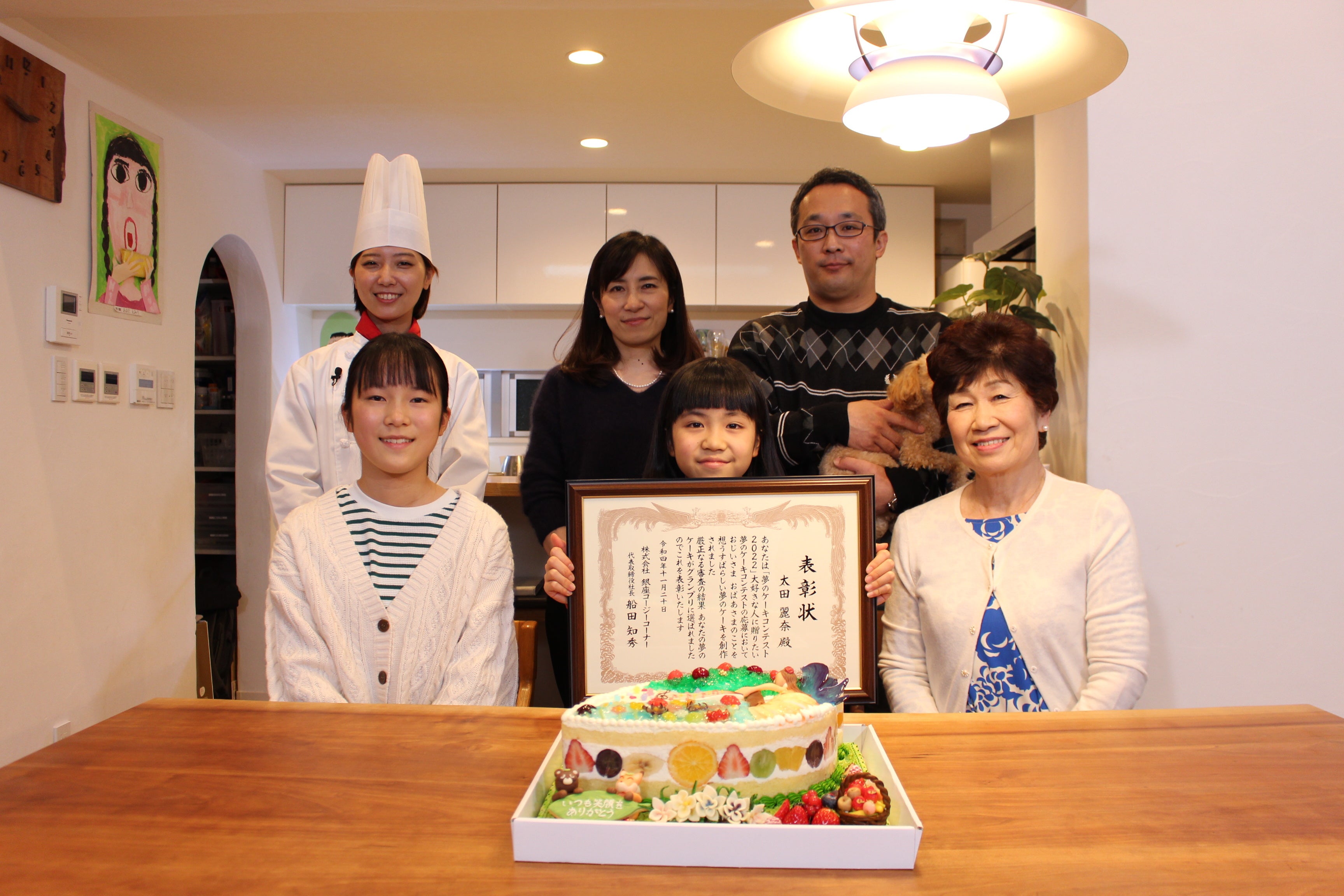 太田 麗奈さんとご家族と、当社パティシエ