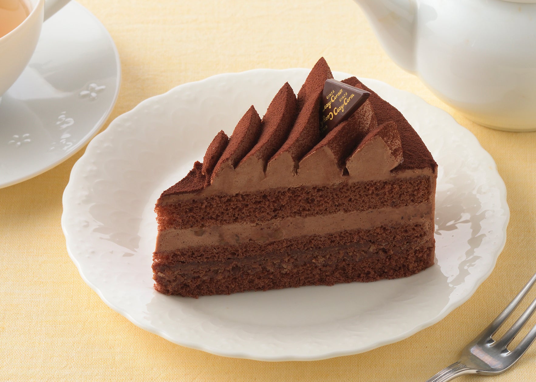 サクサクとしたパイをのせたチョコケーキ
