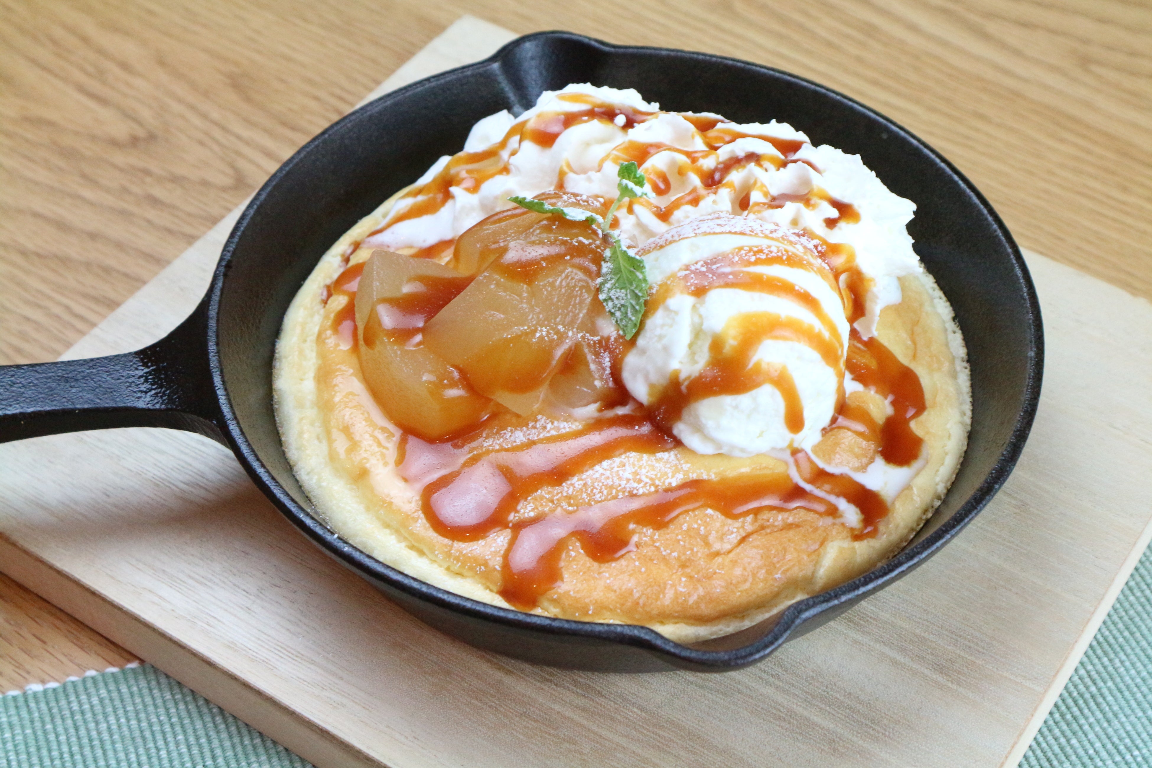 自家製りんごのコンフィパンケーキ　1,210円（税込）