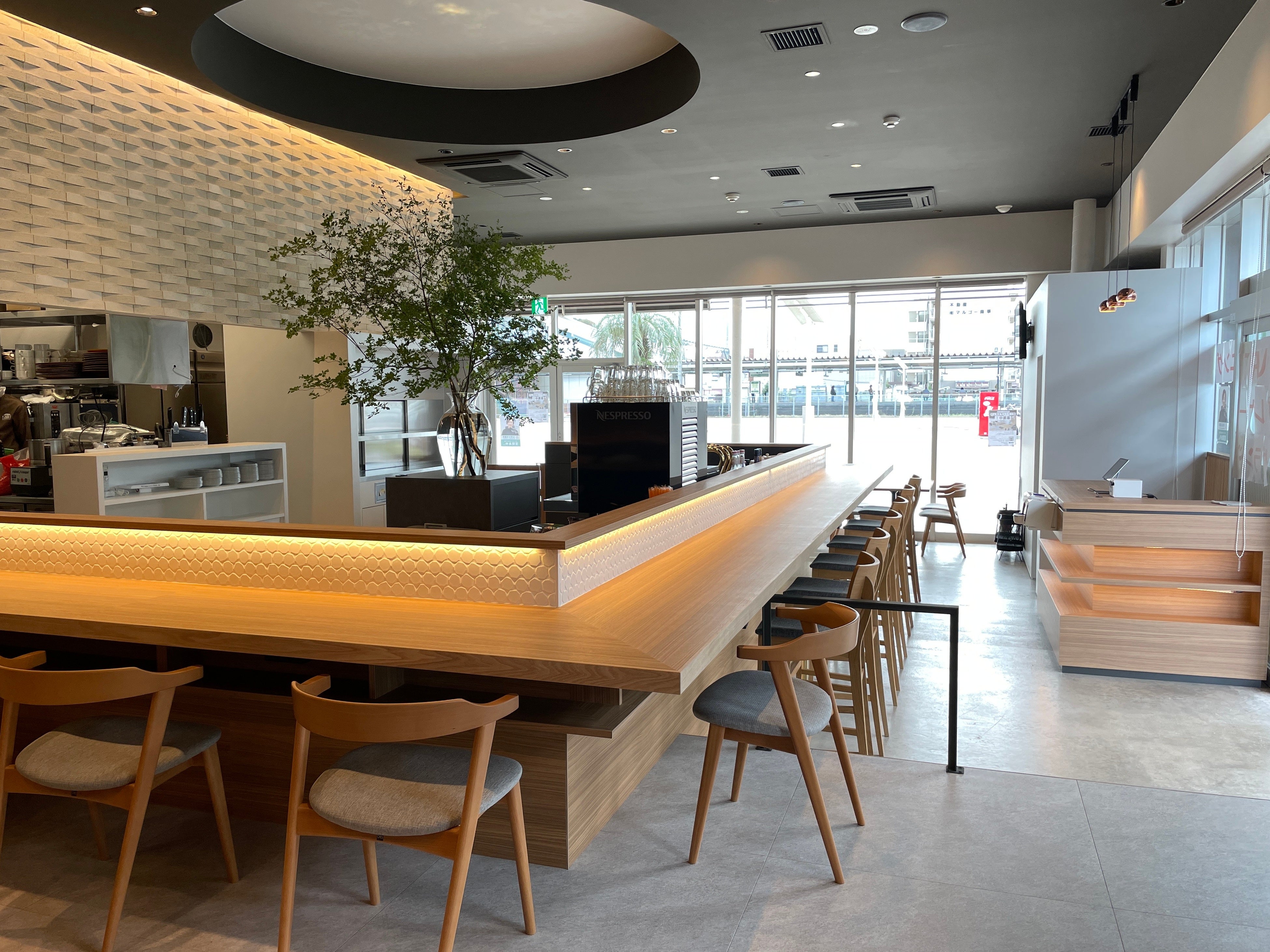 シンボルツリーとカウンター席