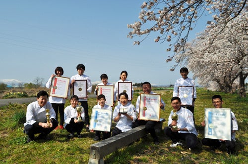 ドイツで行われた世界大会の賞状とトロフィーを手に（右から4人目が片平さん／2020年撮影）