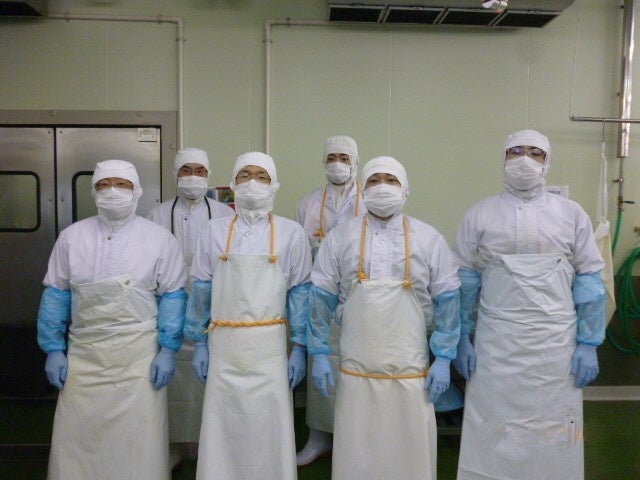 小名浜ファクトリーで働く皆さん（前列右から2人目が品川さん）