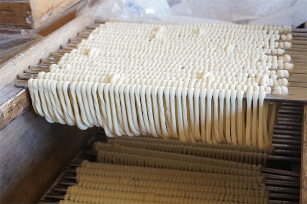 手綯いの工程を終えた稲庭うどん