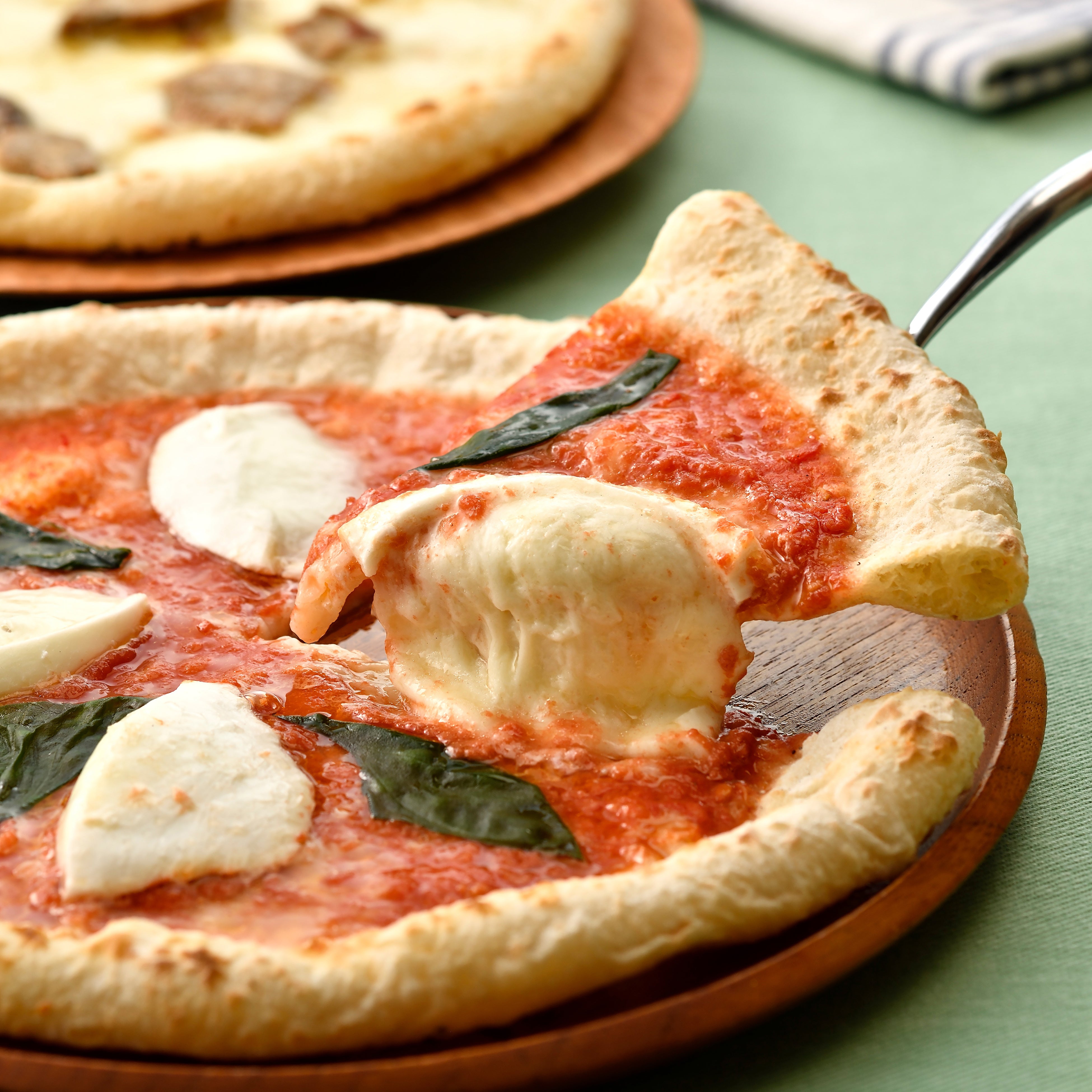 南風堂 ポルチーニとマルゲリータのピザ