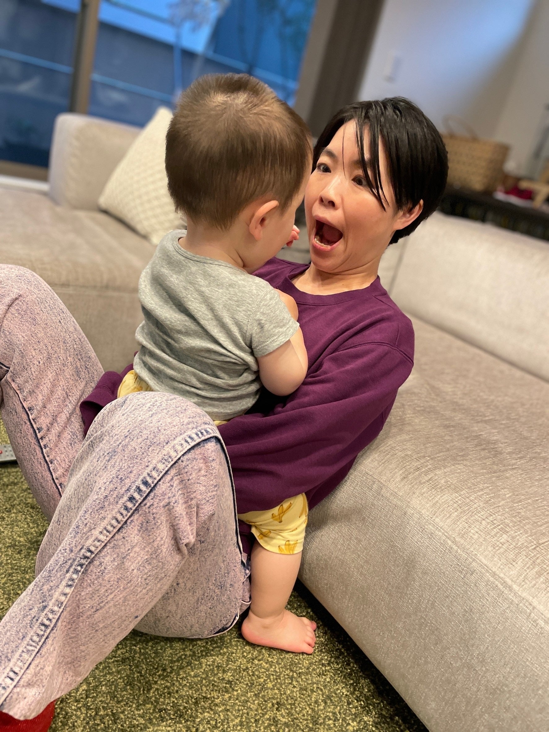 自宅でくつろぐイモトさんと息子さん。