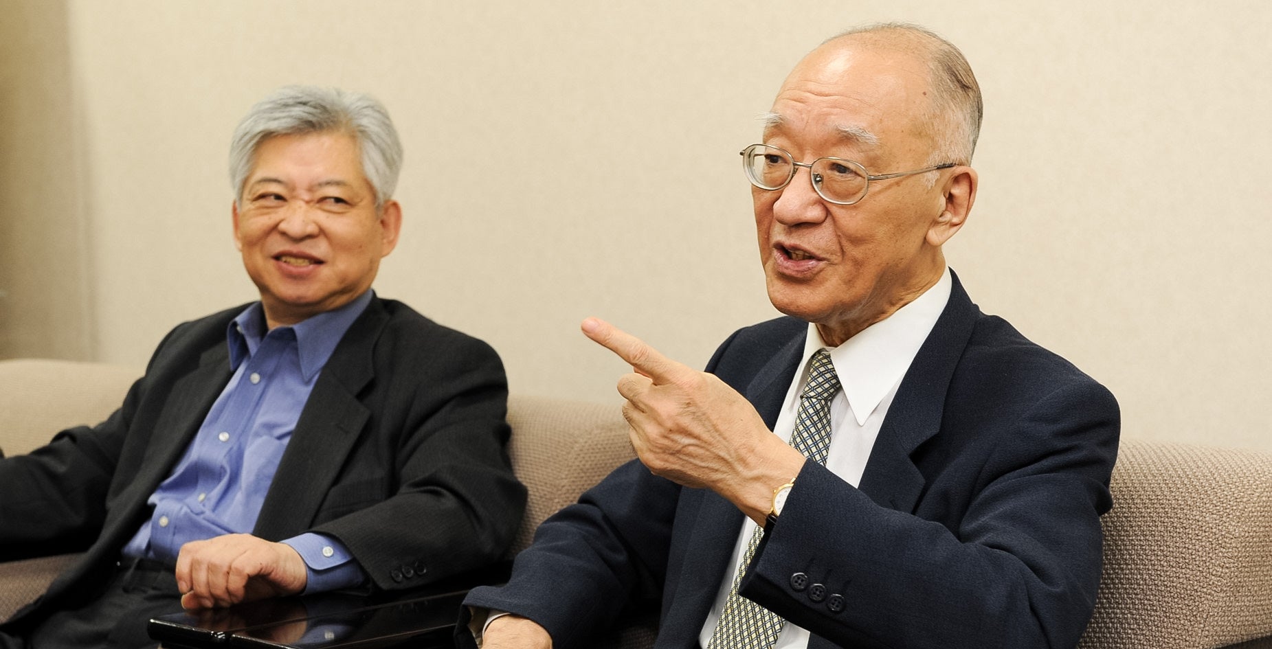 講師となる保阪正康さん（左）と、在りし日の半藤一利さん