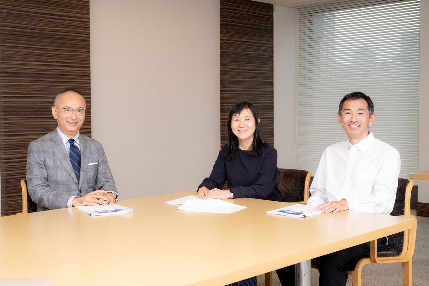 右から、為末大さん、角田光代さん、新谷学（文藝春秋総局長）