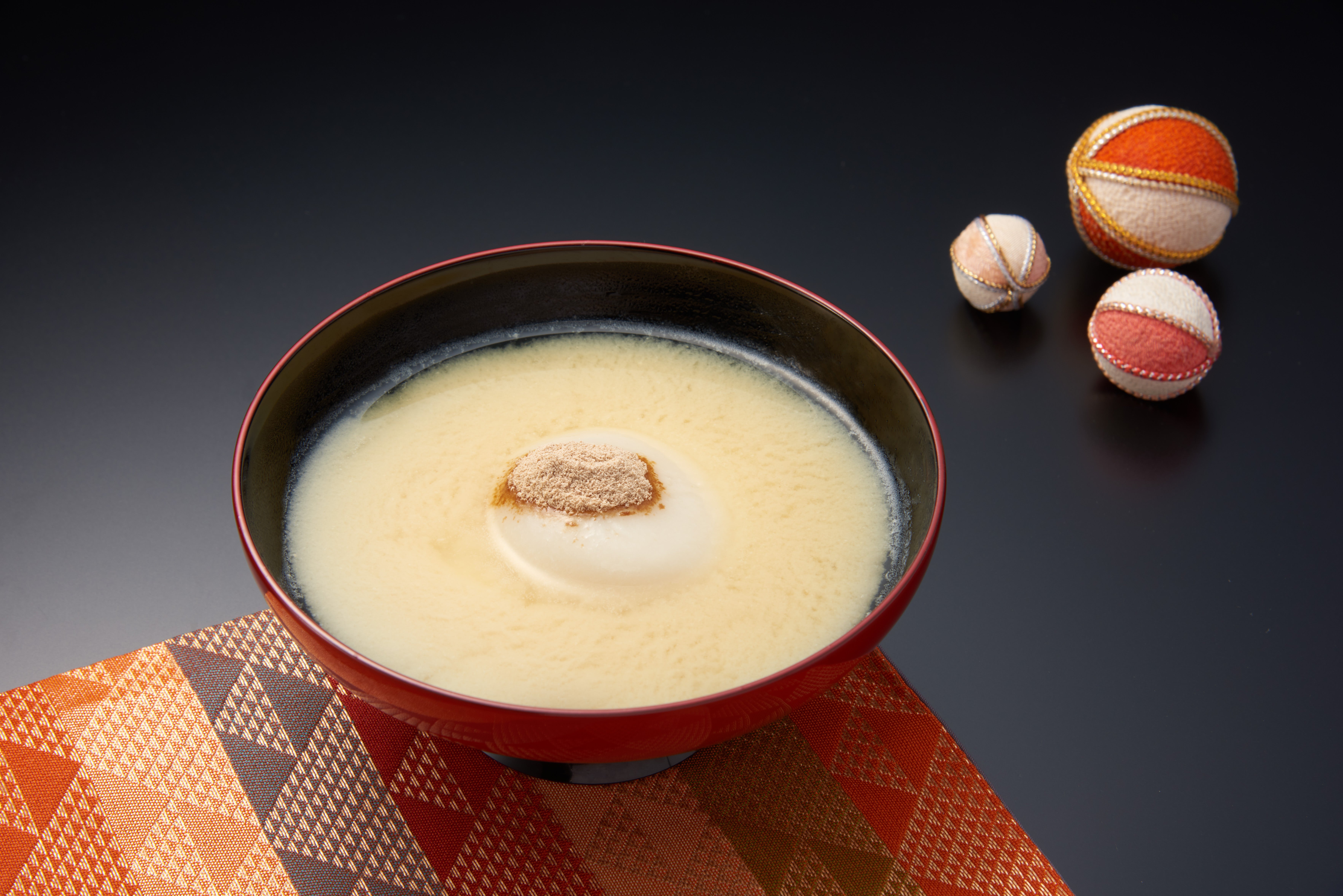 福井県の雑煮／丸餅／ 白みそ仕立て、黒砂糖入り。