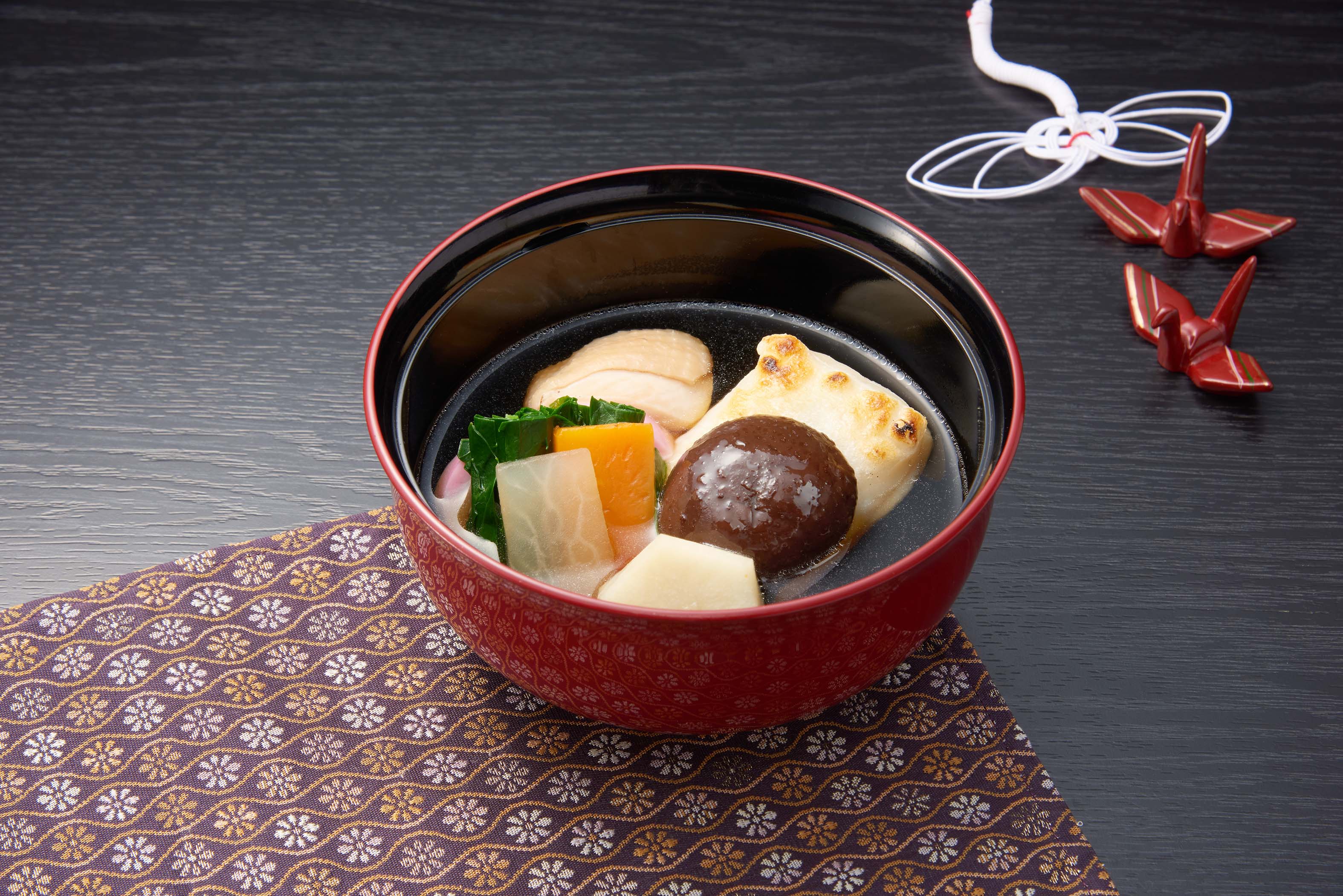 茨城県の雑煮／角餅／カツオだし、油菜（※）を入れるのが特徴。 ※今回は小松菜で代用。