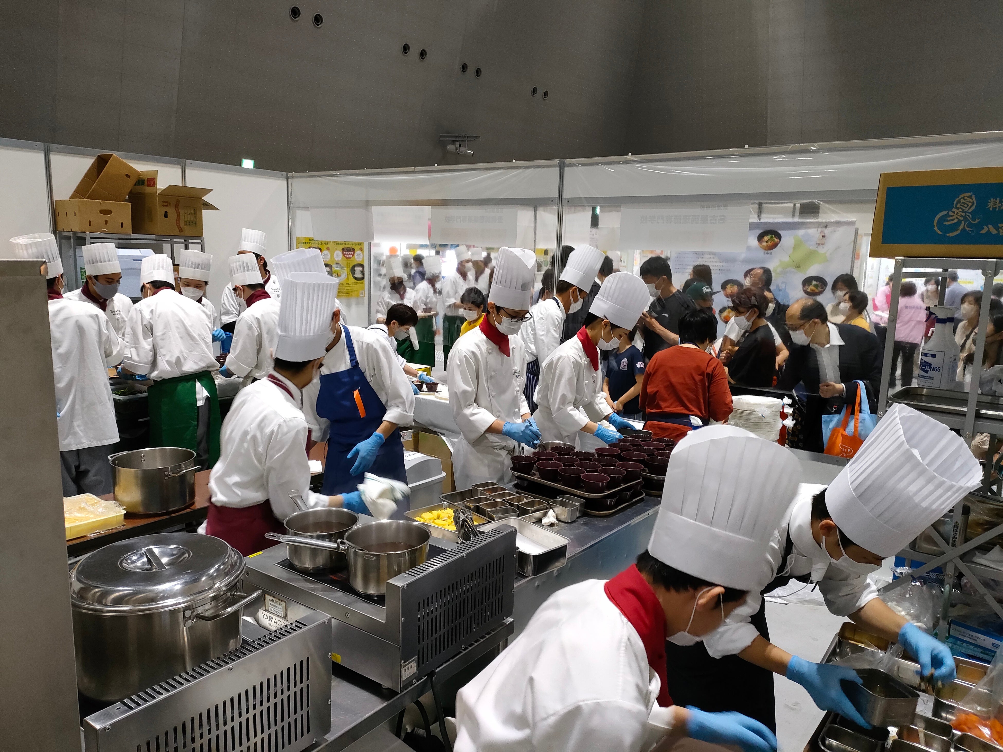 雑煮を調理・提供する学生・教員