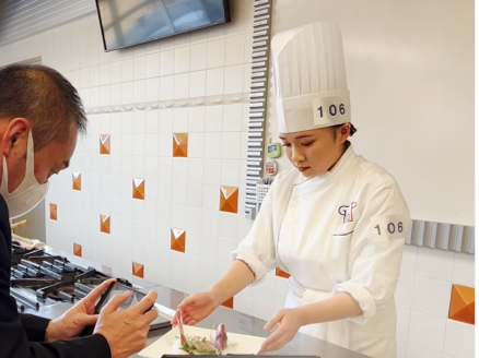 前回大会（オンライン開催）の調理作業の様子 。選手全員がグルメピック全国大会オリジナルコックコートを着用します。