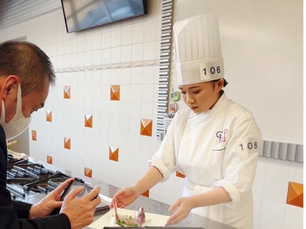 前回大会(オンライン開催)の調理作業の様子 。選手全員がグルメピック全国大会オリジナルコックコートを着用します。