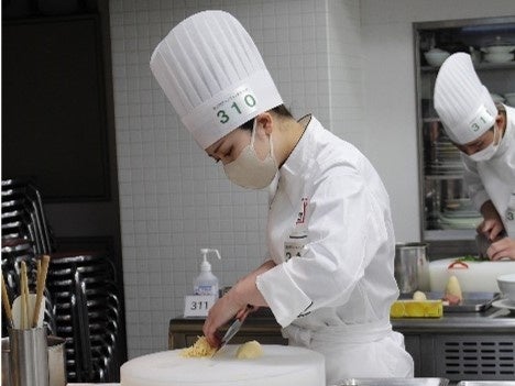 調理作業の様子（中国料理部門）