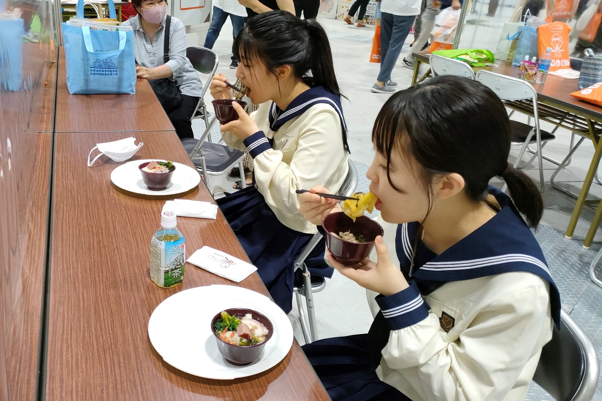 雑煮を食べる来場者 (昨年の様子)