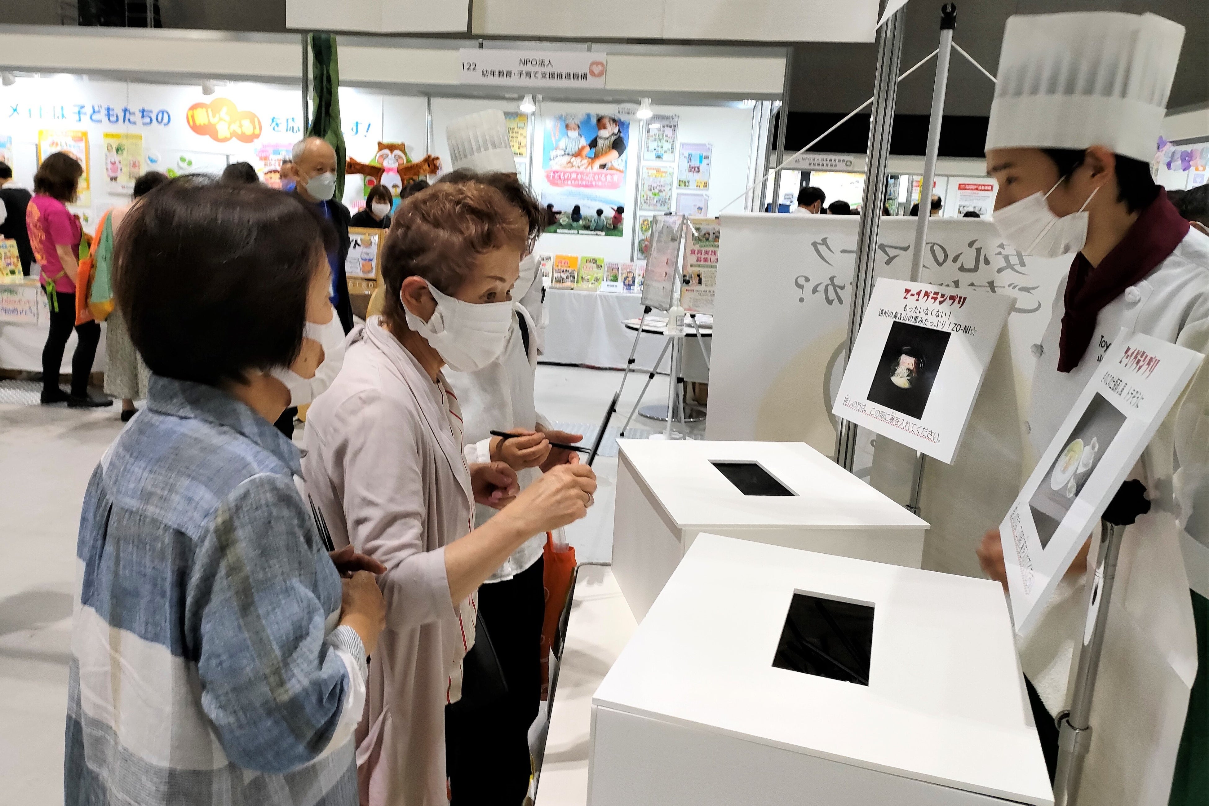 箸を使った投票（昨年の様子）