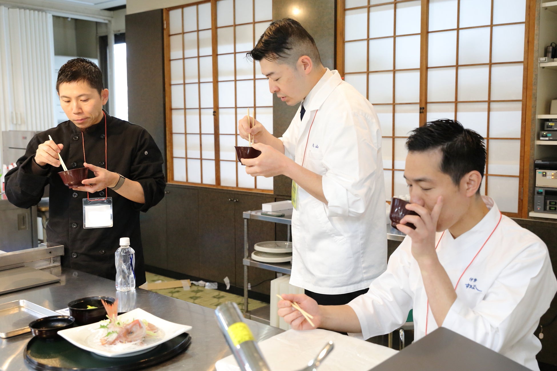 味見審査をする審査員