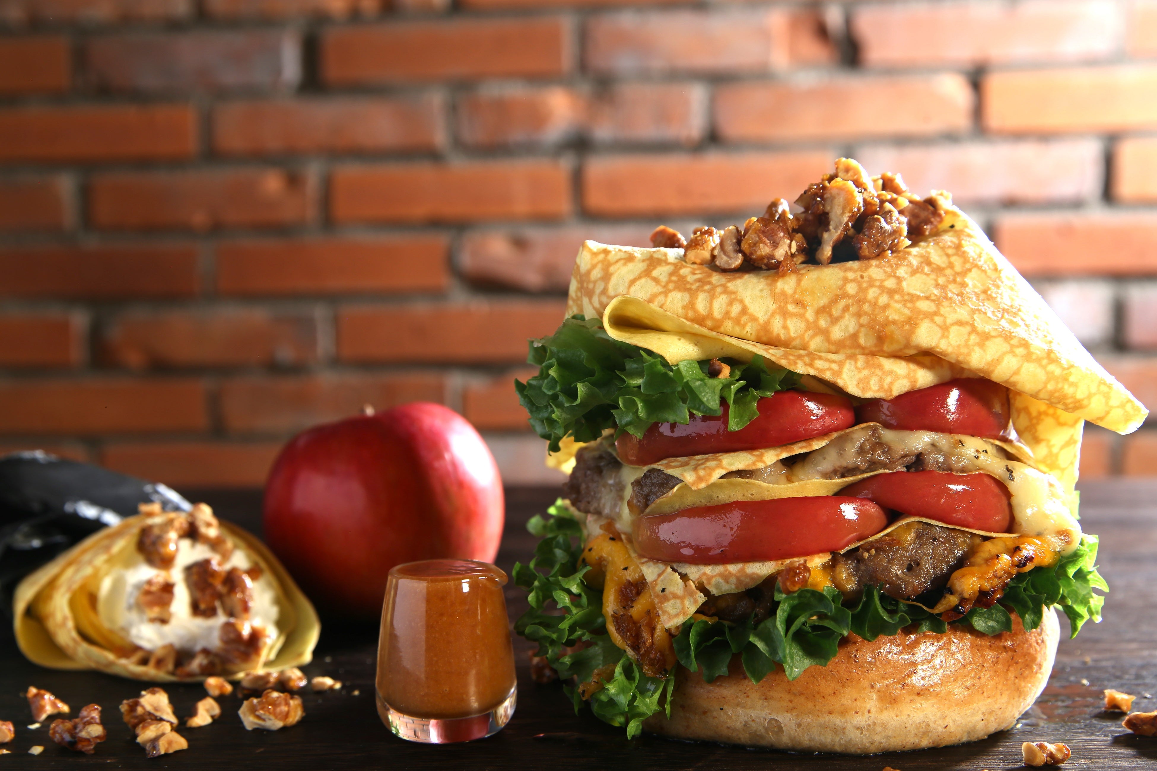 ▲キャラメルミルクレープバーガー