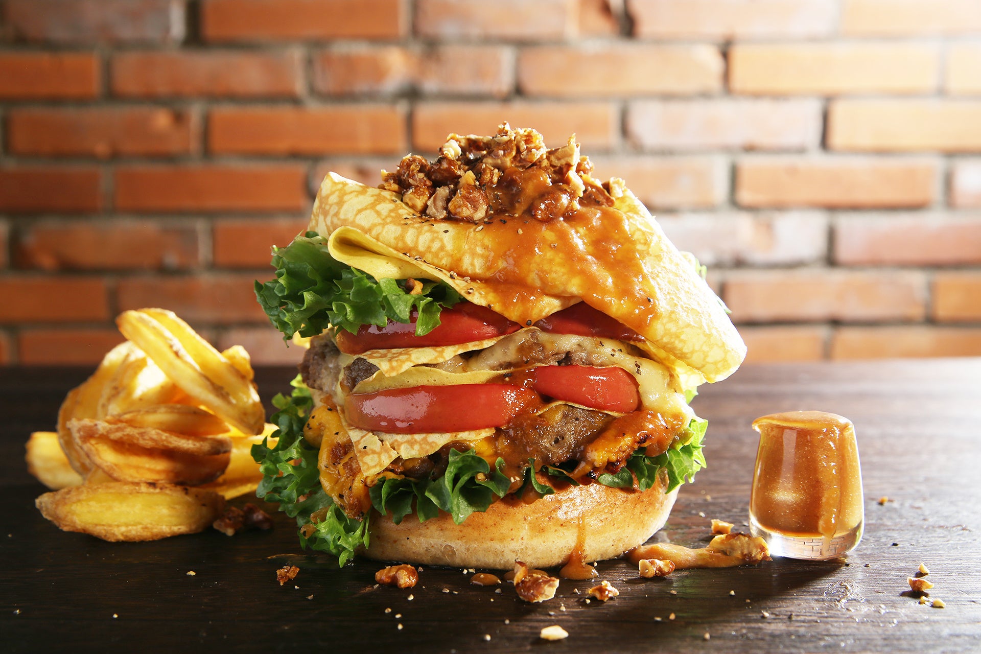 ▲キャラメルミルクレープバーガー(フライドポテト、ソース付き)