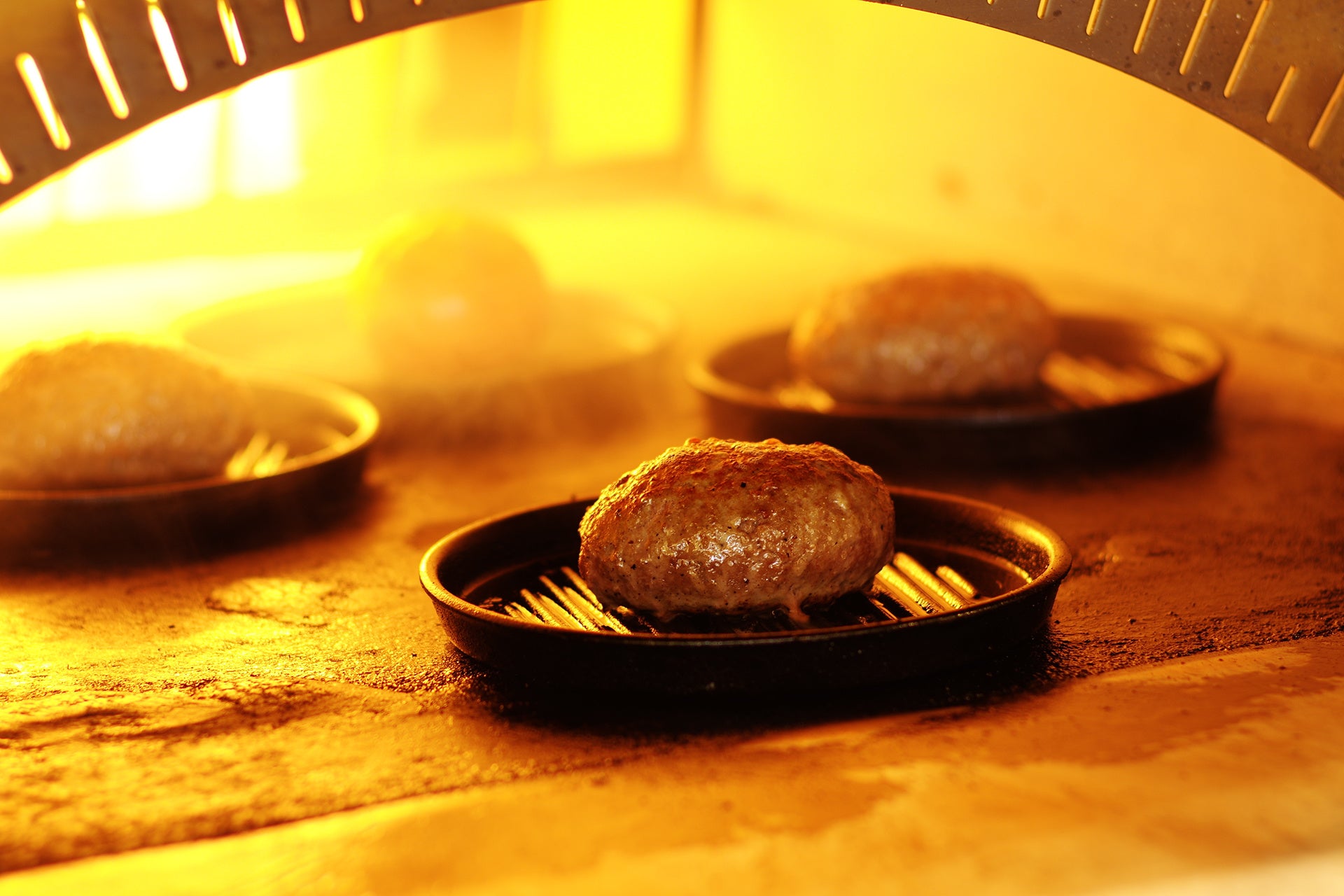 ▲自慢の石窯で焼き上げるパティ